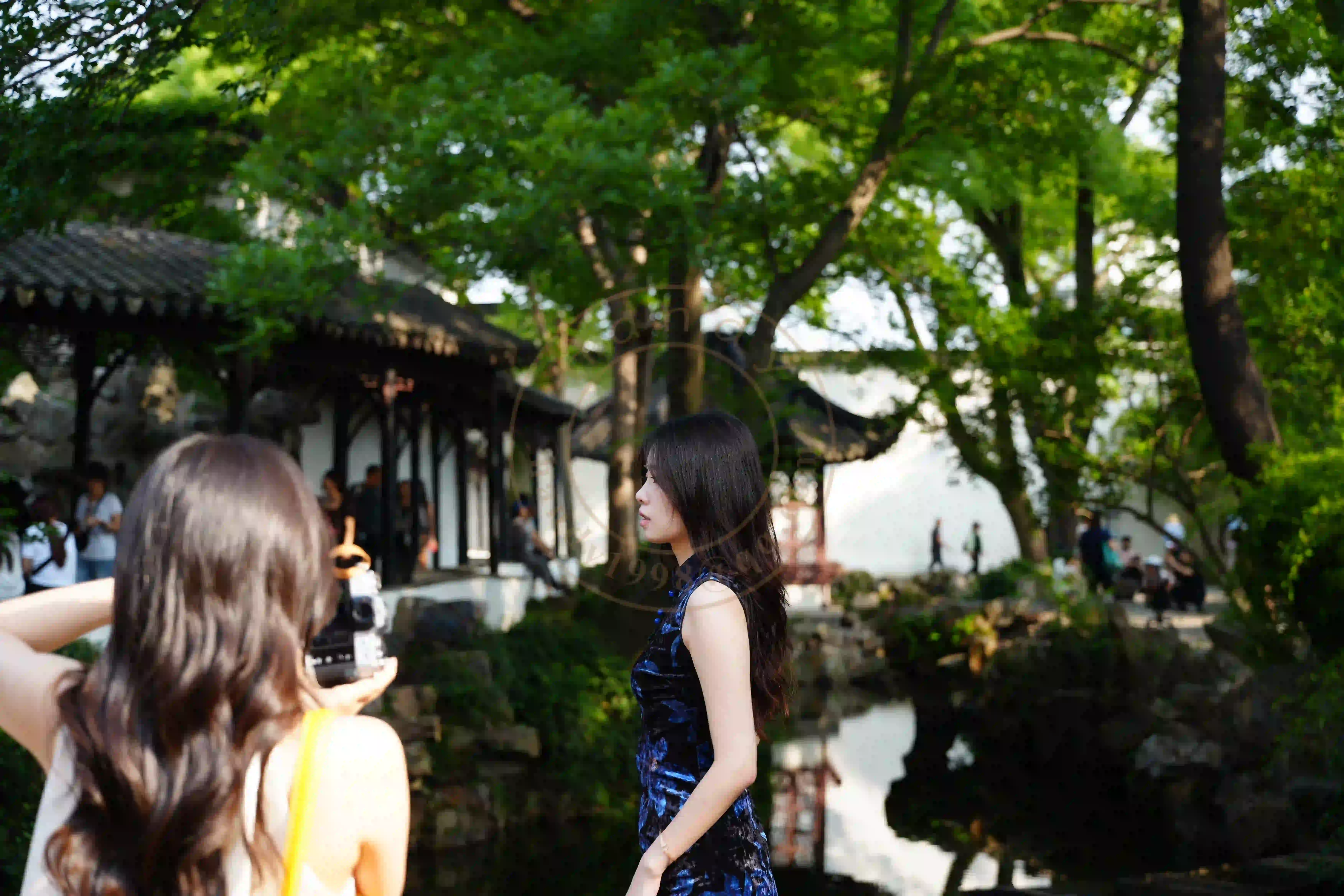 <h2 class='text-xl text-white'></h2>