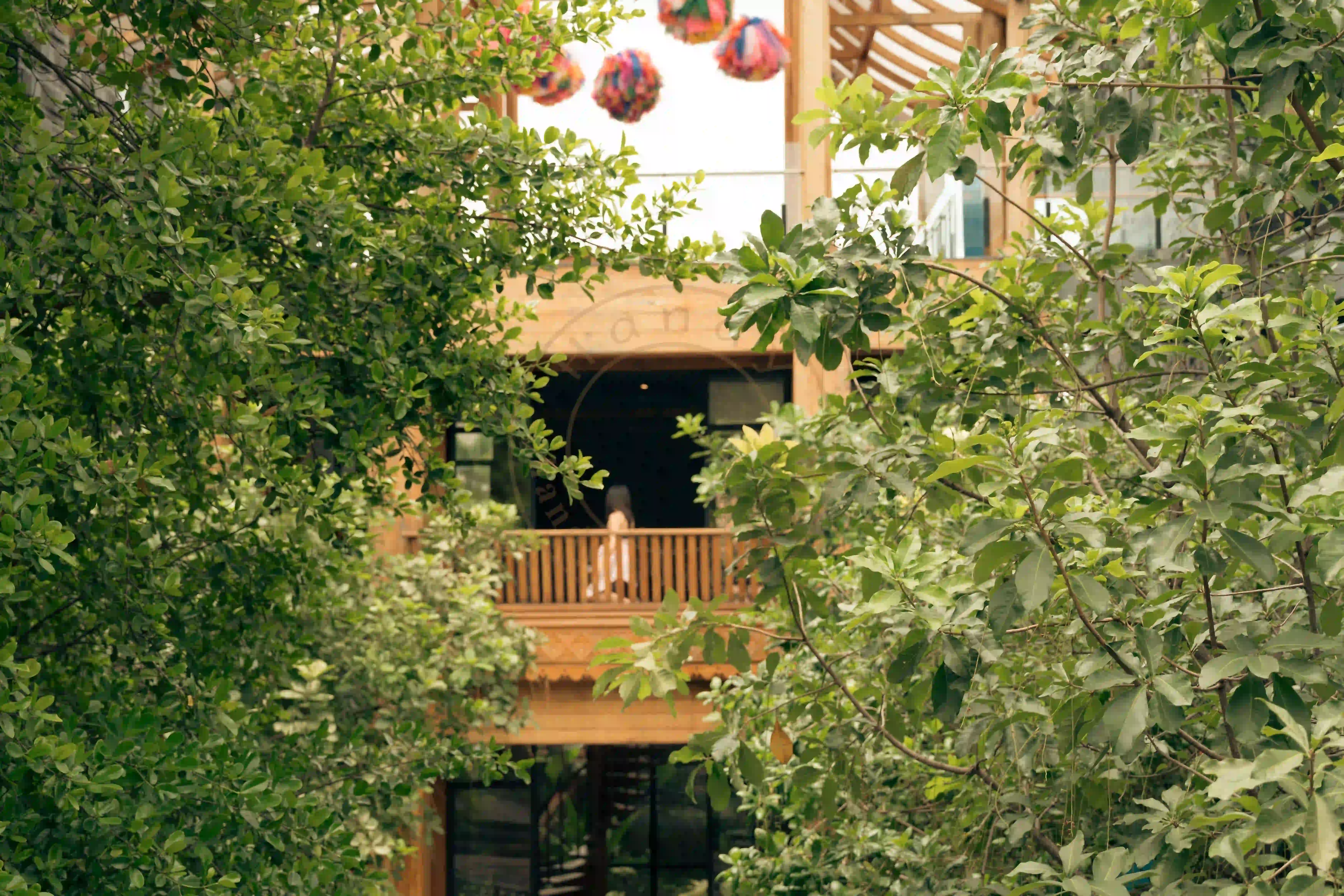 <h2 class='text-xl text-white'></h2>