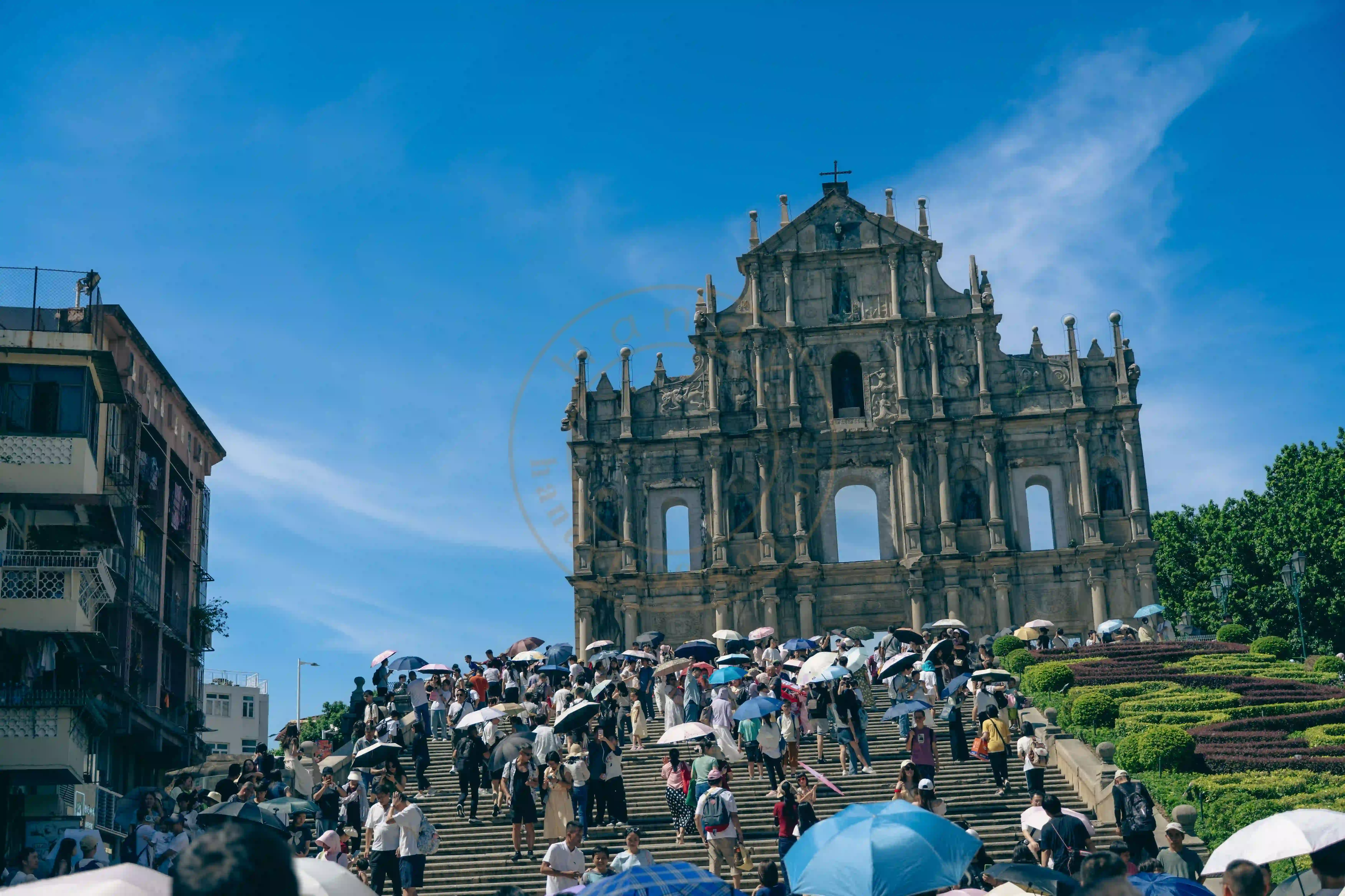 <h2 class='text-xl text-white'></h2>