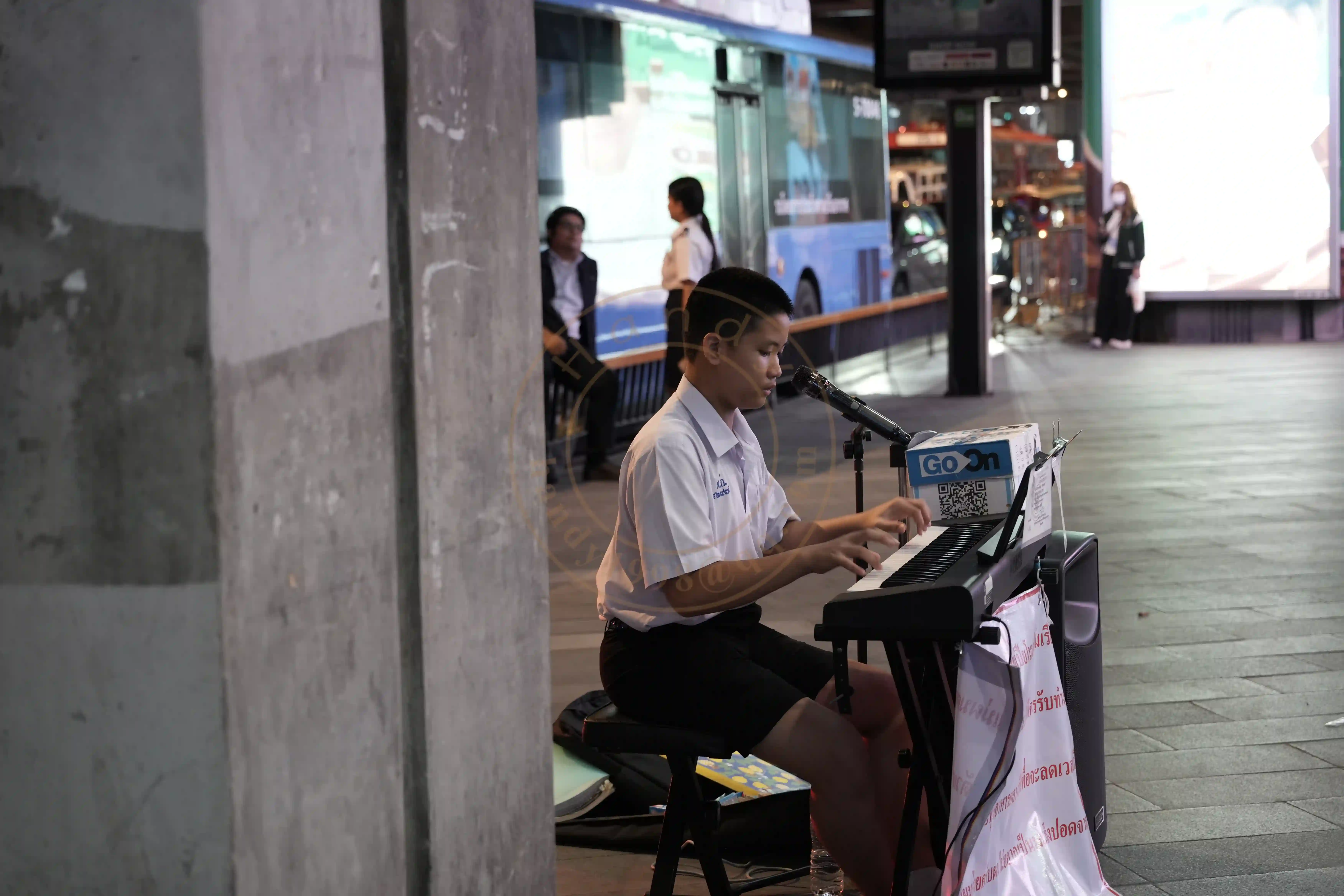 <h2 class='text-xl text-white'></h2>