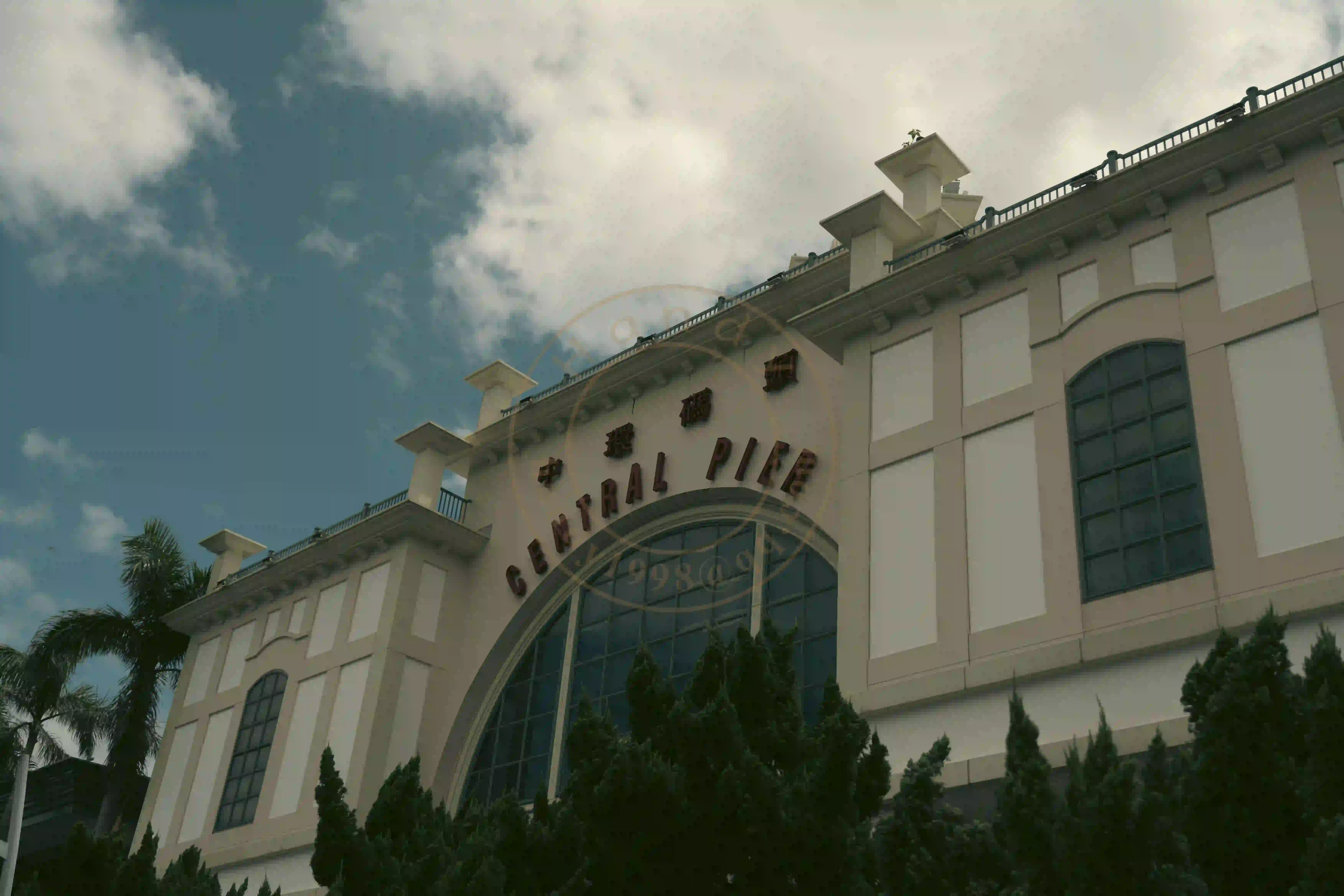 <h2 class='text-xl text-white'></h2>