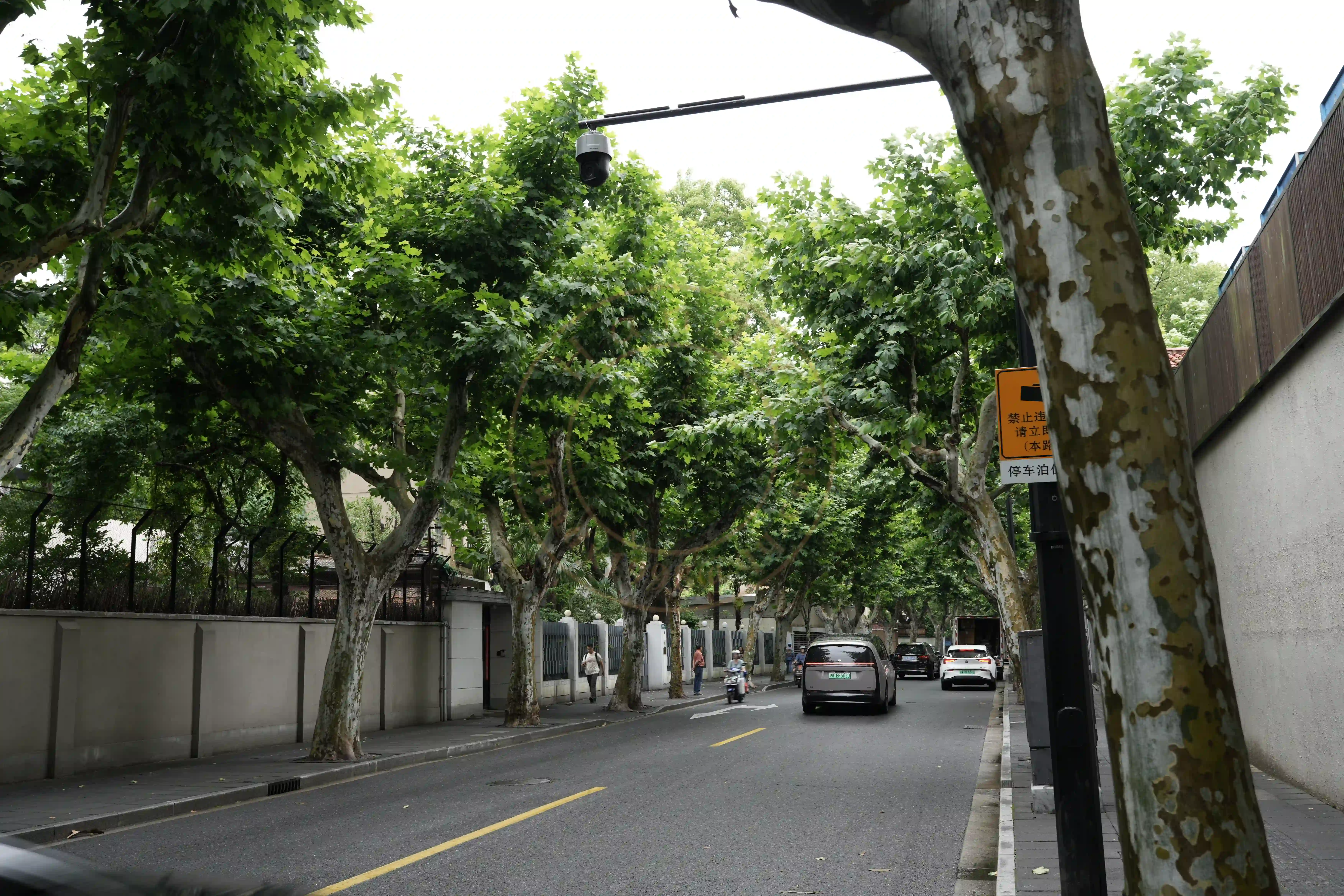 <h2 class='text-xl text-white'></h2>