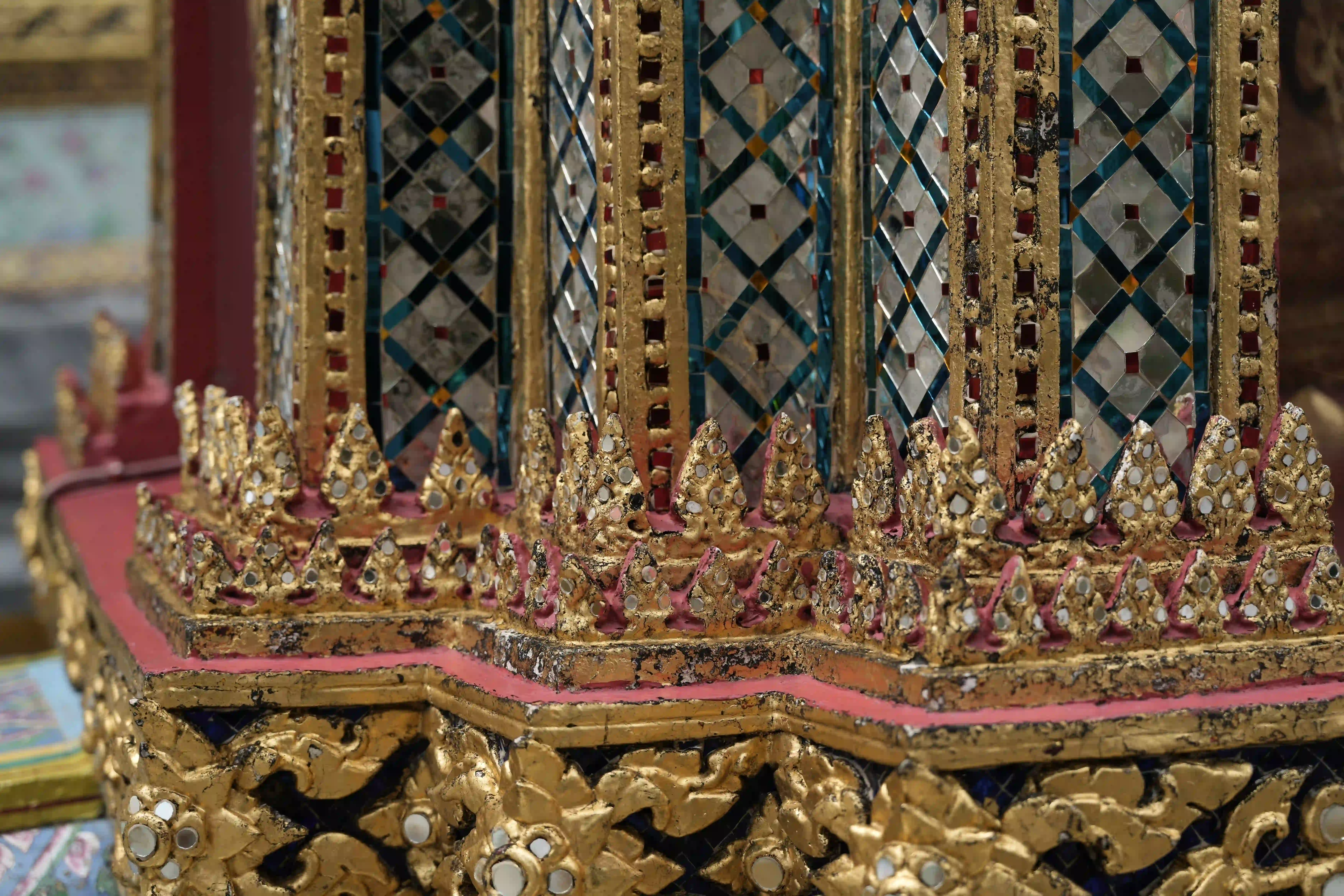 <h2 class='text-xl text-white'></h2>