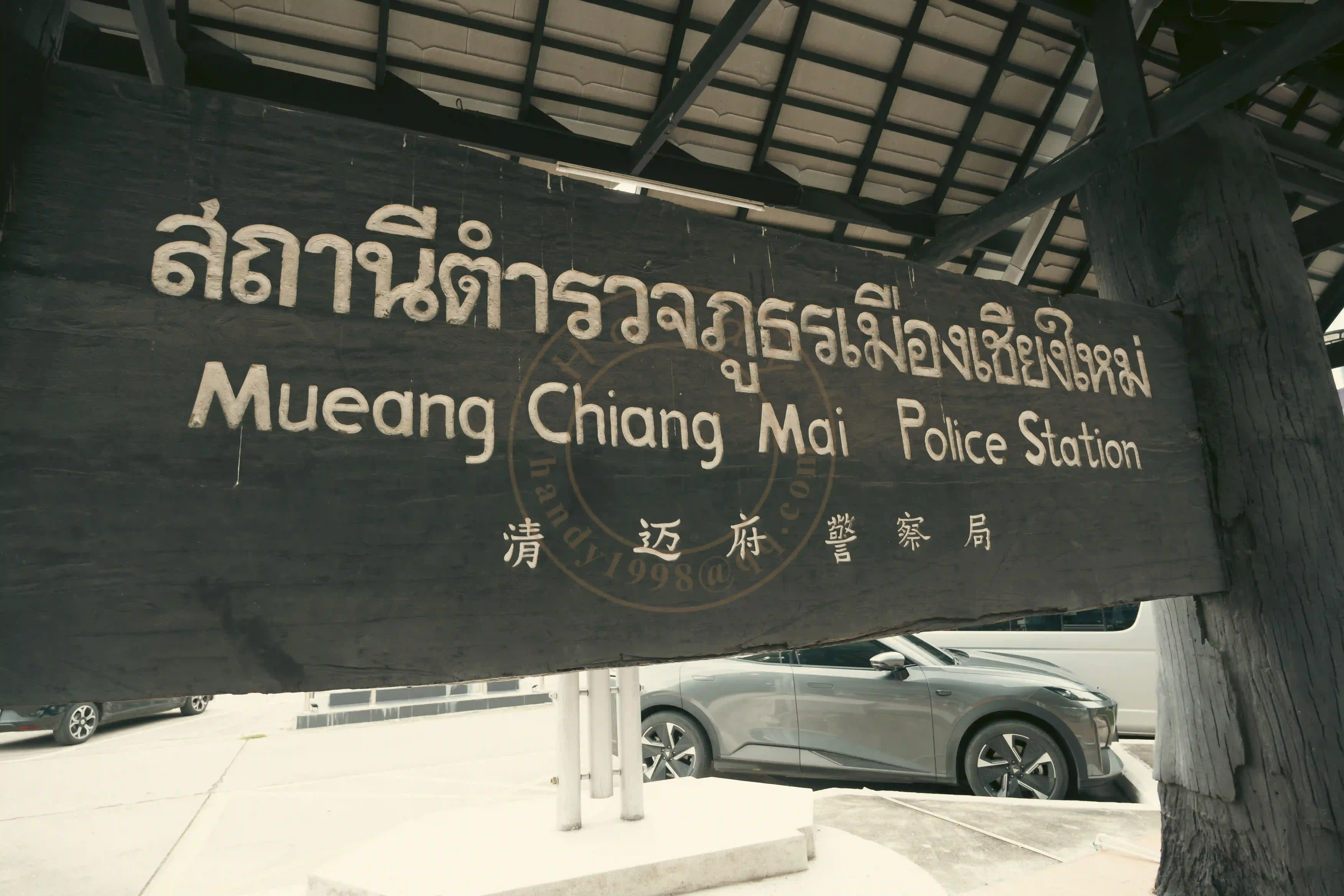 <h2 class='text-xl text-white'></h2>