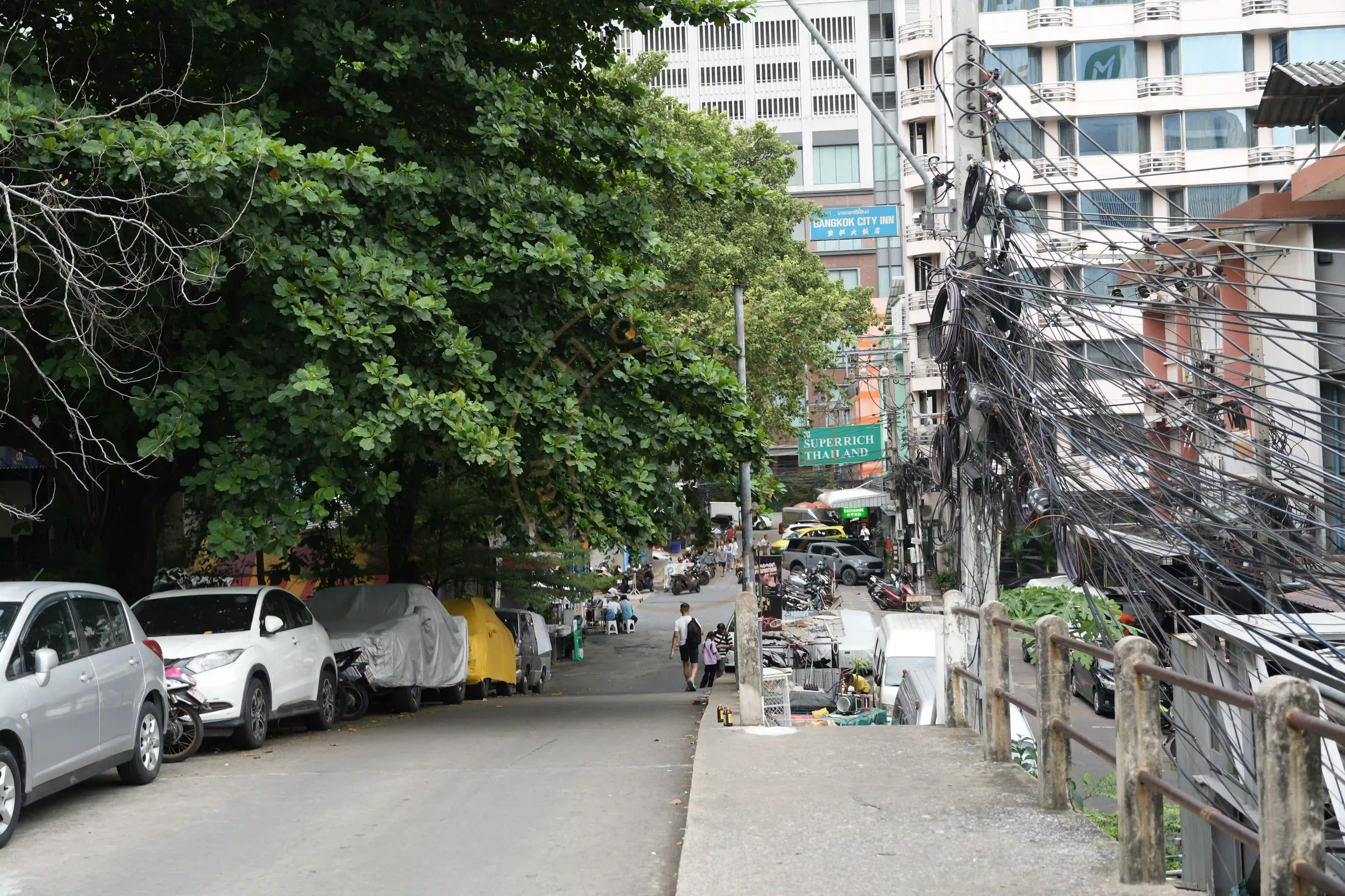 <h2 class='text-xl text-white'></h2>