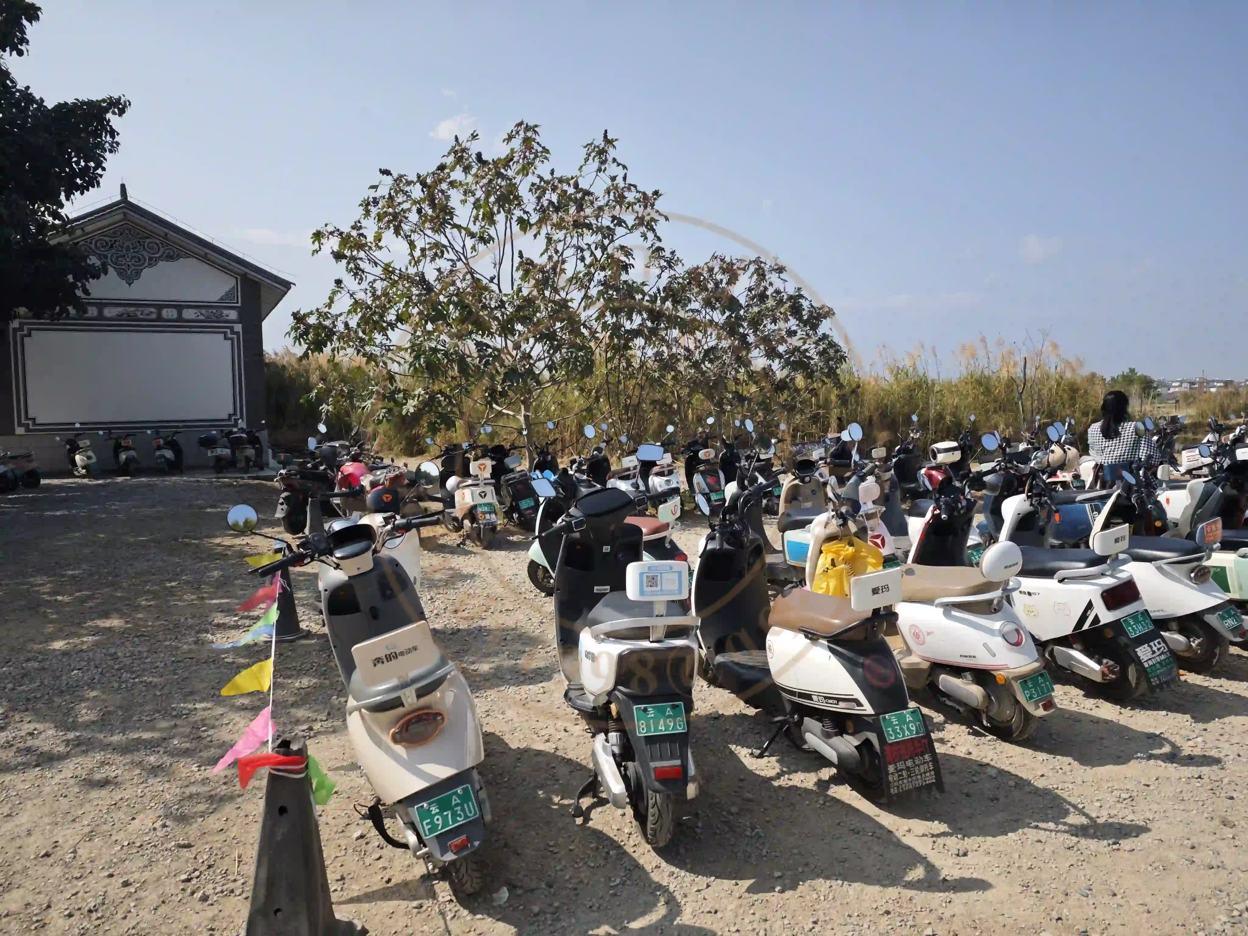 <h2 class='text-xl text-white'></h2>