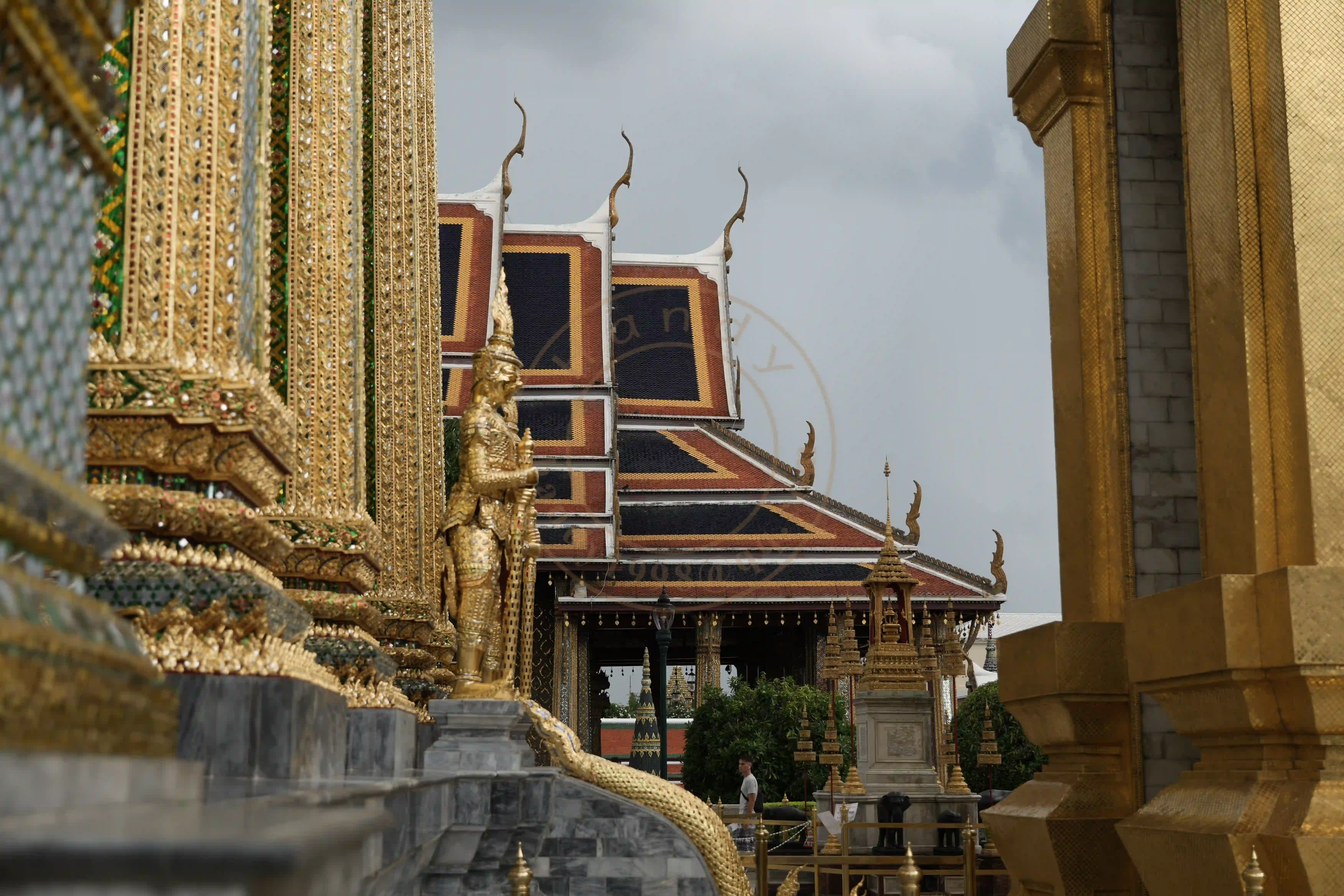 <h2 class='text-xl text-white'></h2>