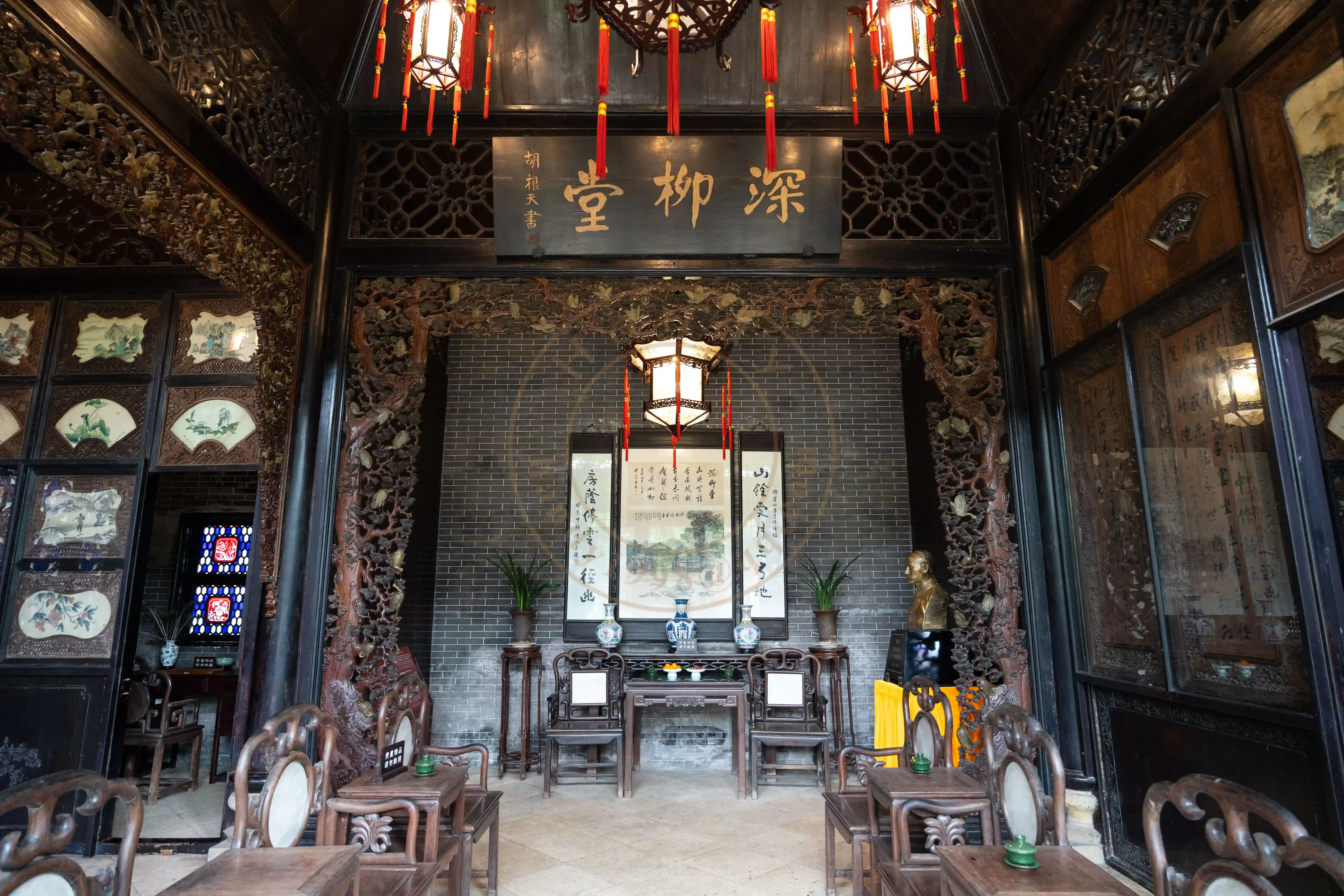 <h2 class='text-xl text-white'></h2>