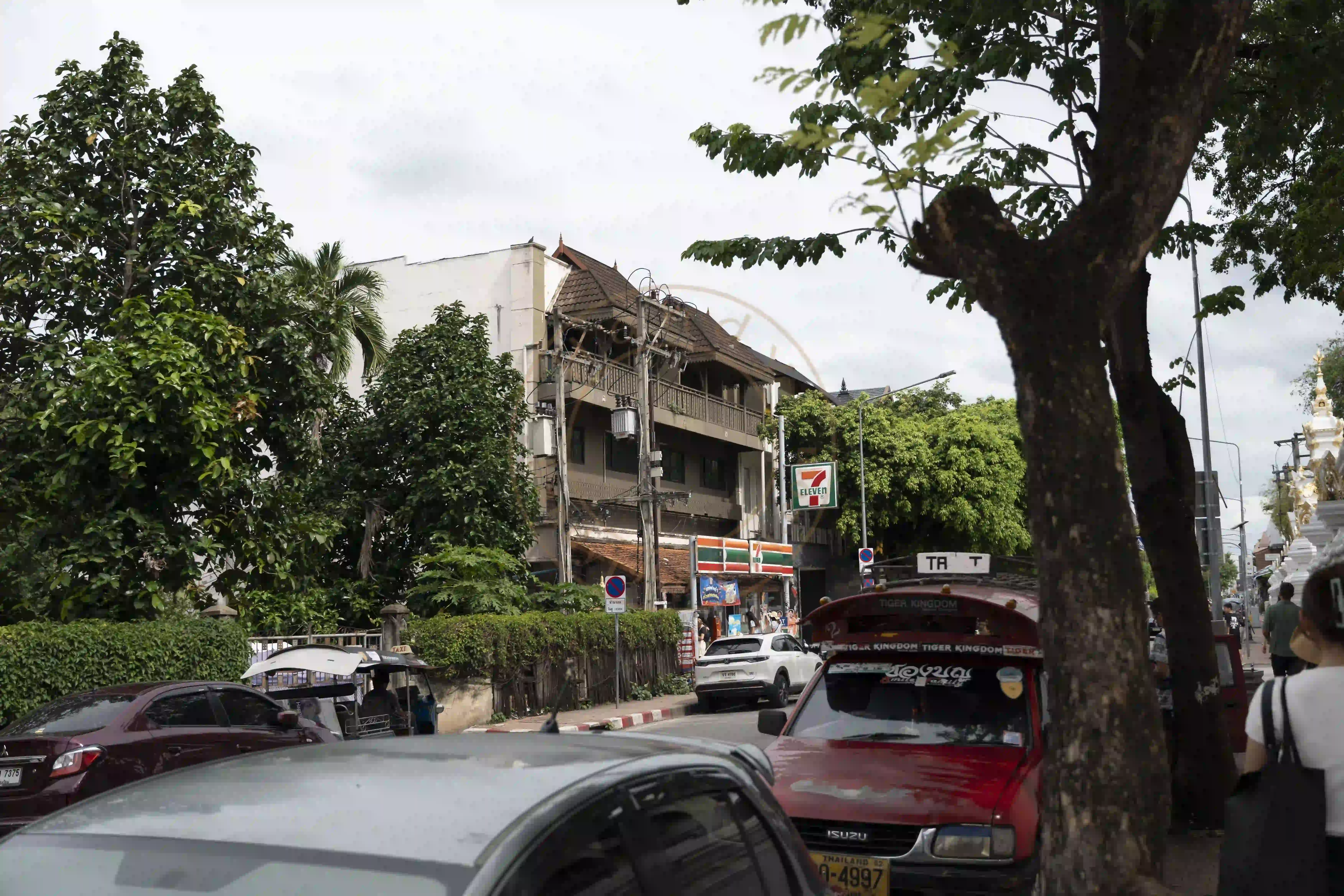 <h2 class='text-xl text-white'></h2>