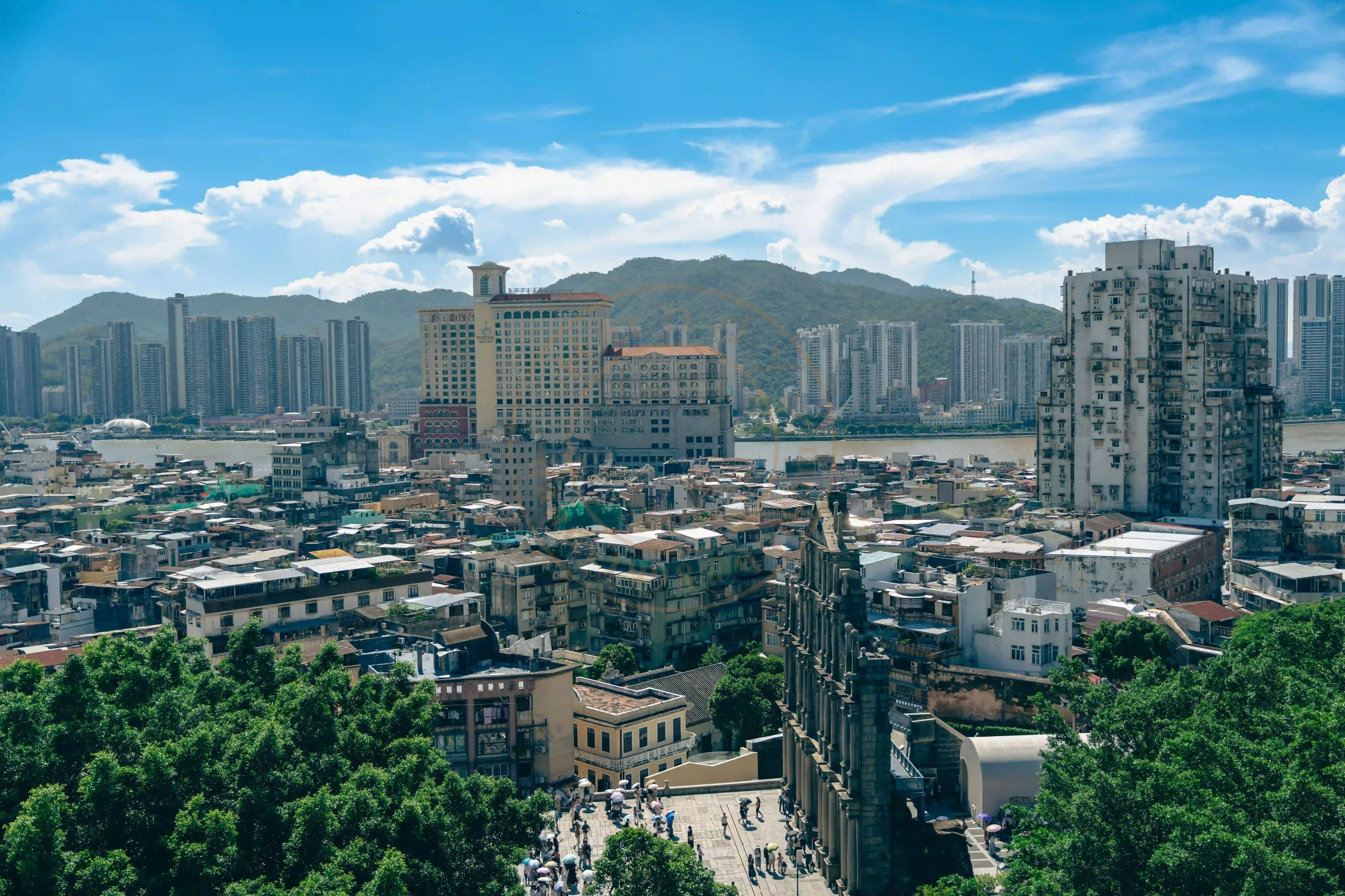 <h2 class='text-xl text-white'></h2>