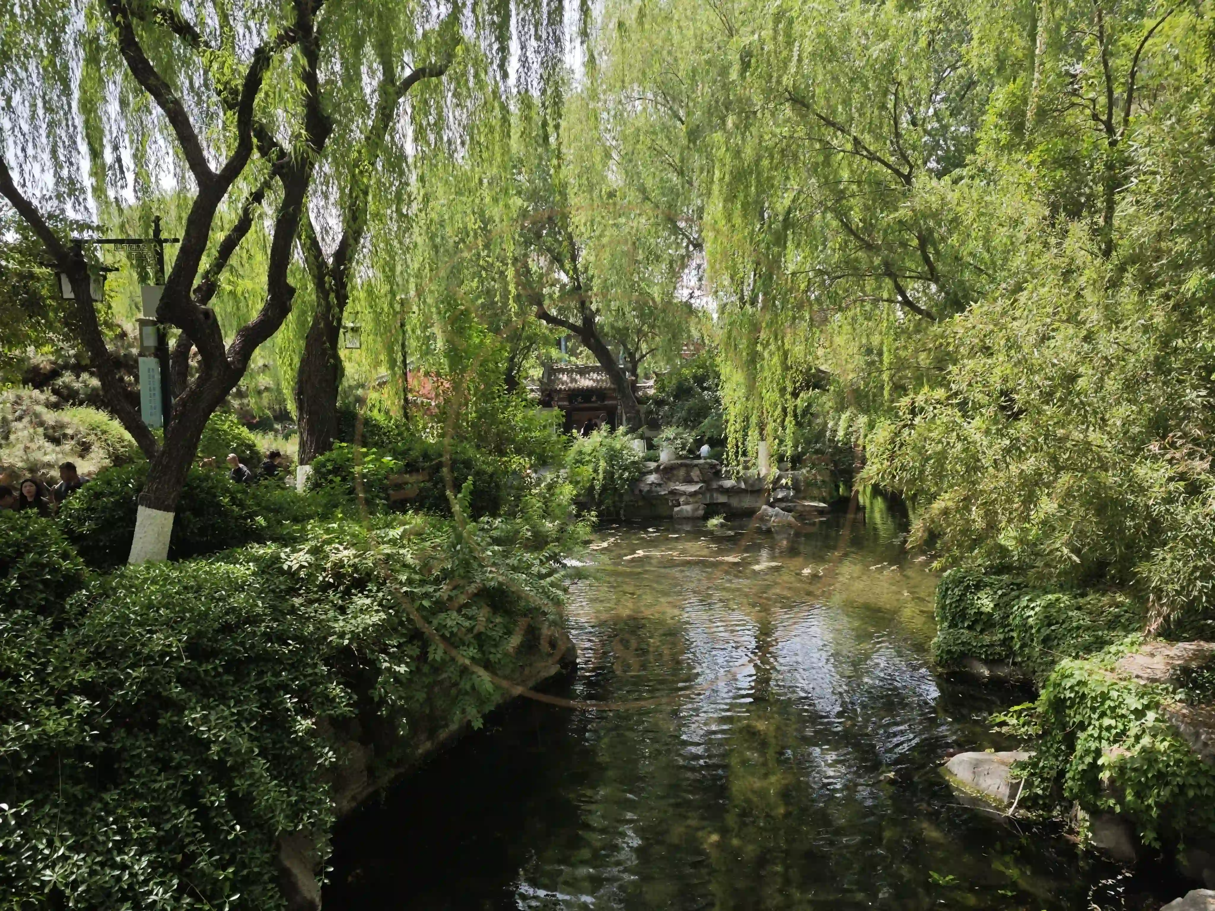 <h2 class='text-xl text-white'></h2>