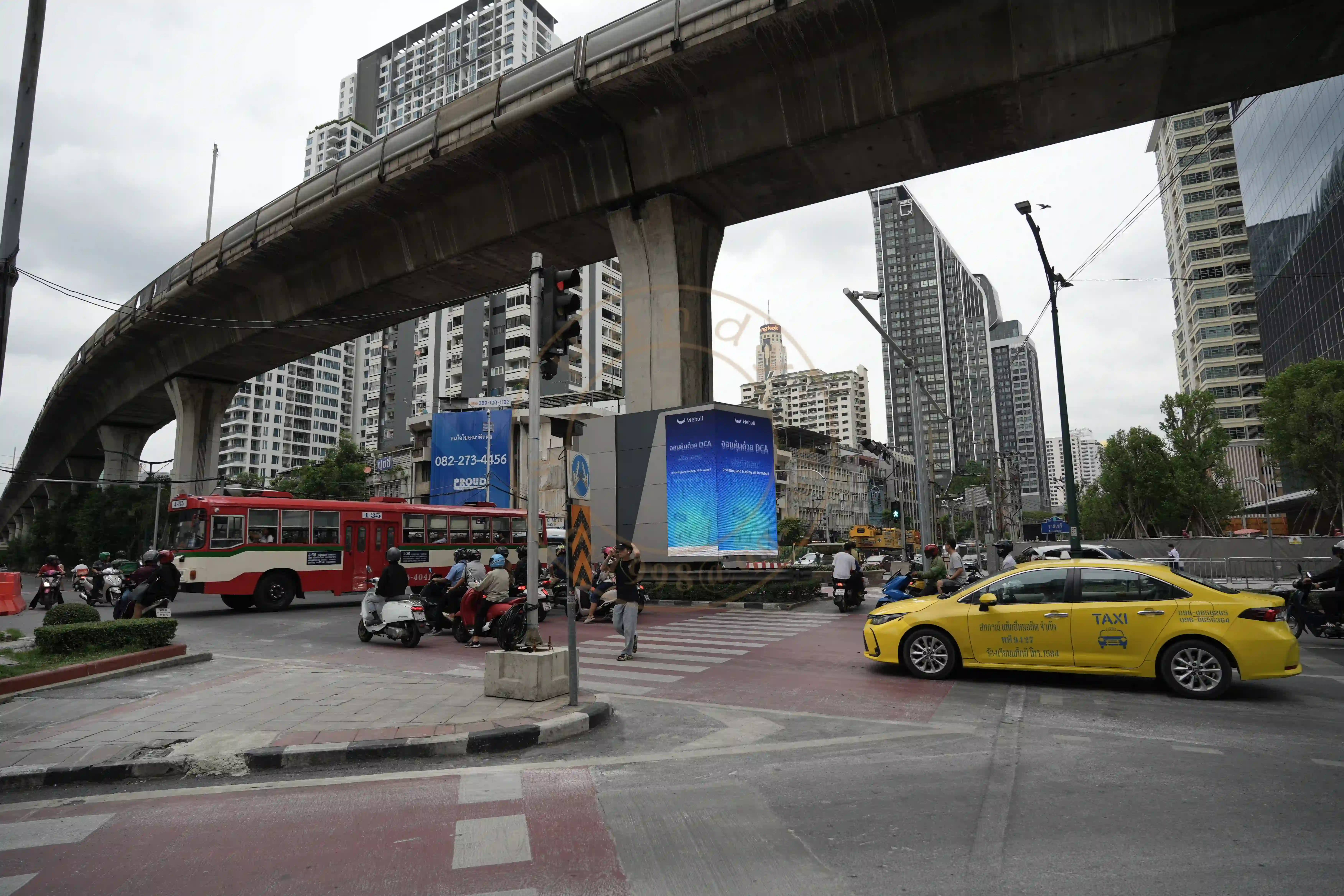 <h2 class='text-xl text-white'></h2>