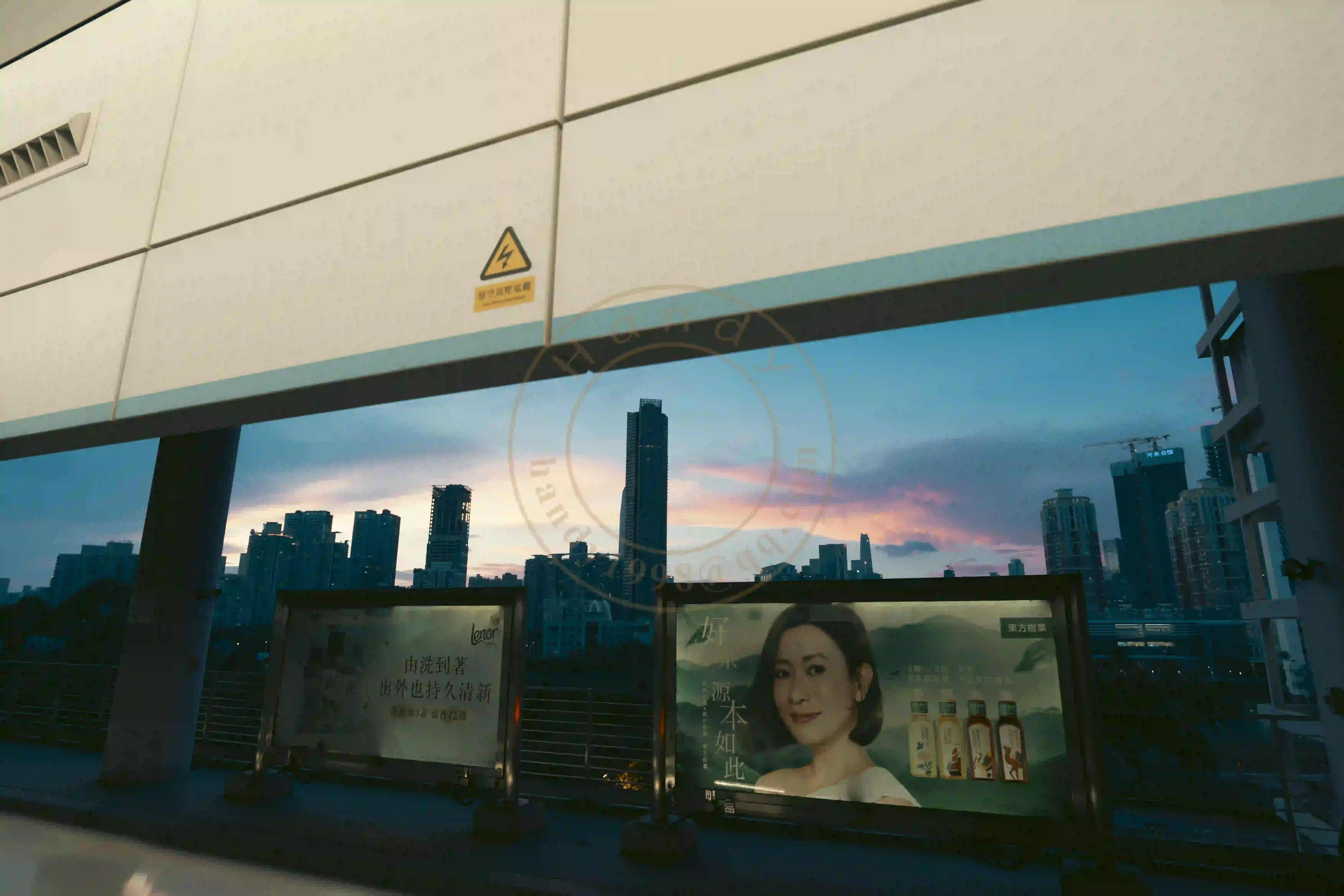 <h2 class='text-xl text-white'></h2>