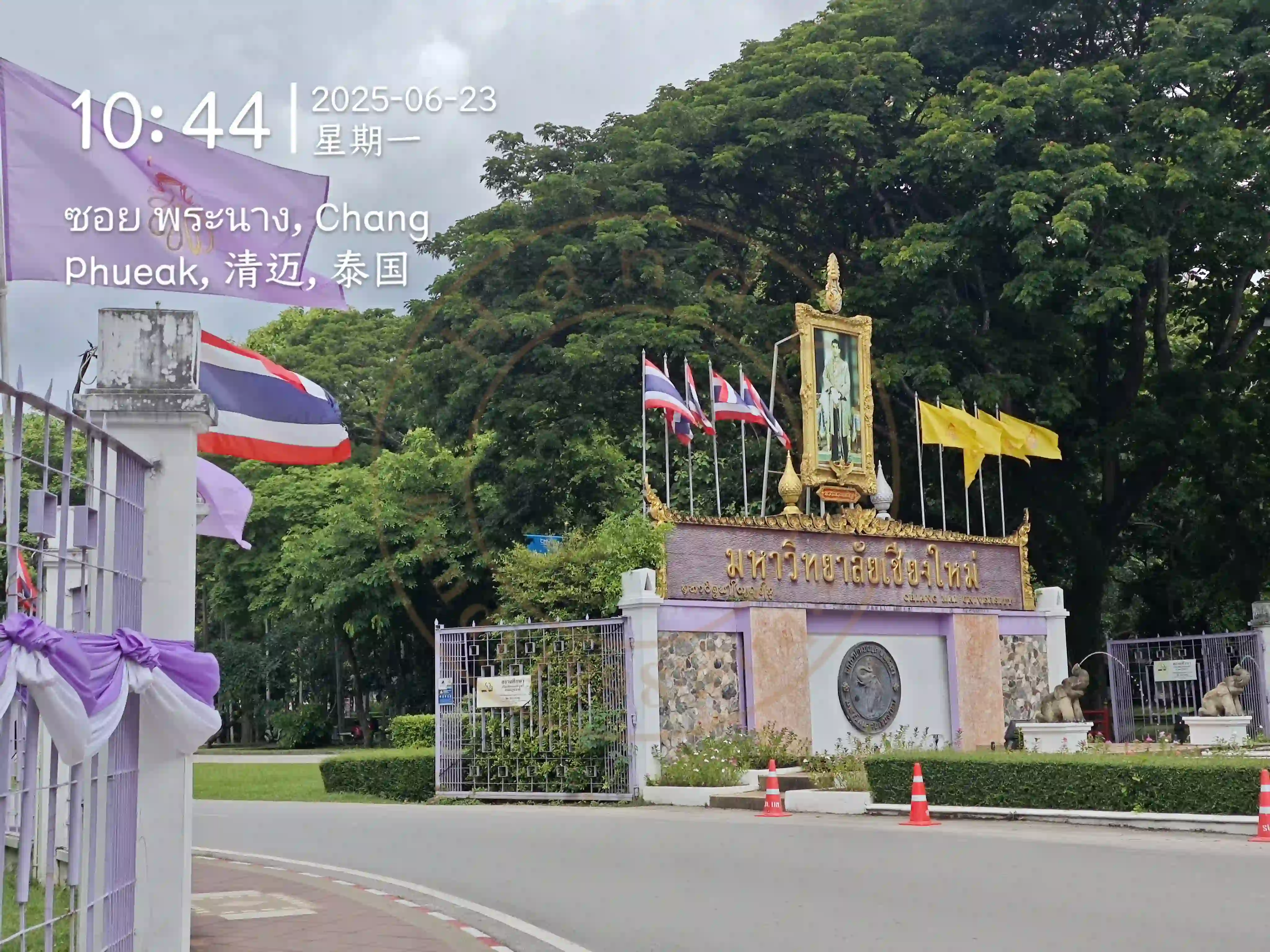 <h2 class='text-xl text-white'></h2>