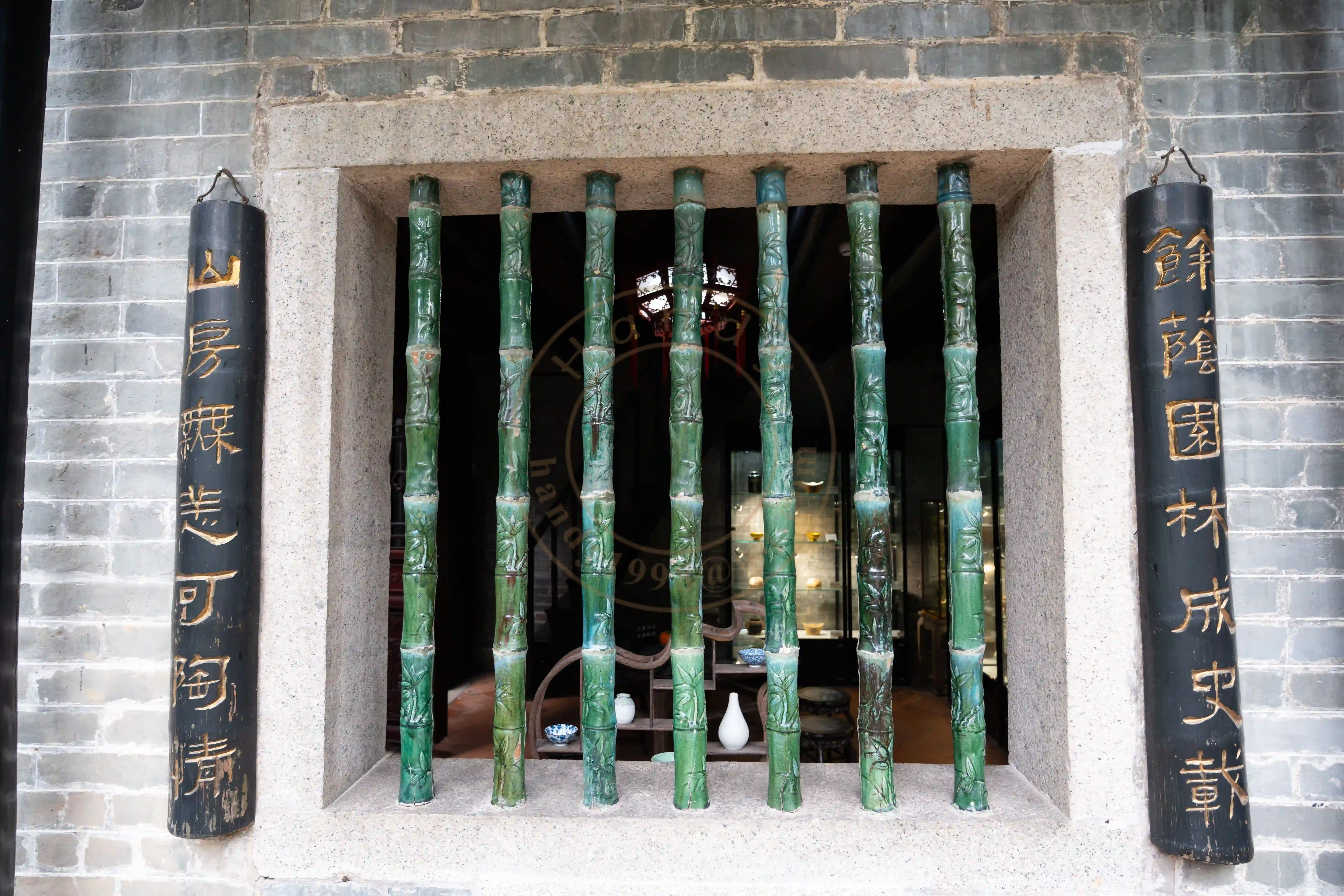 <h2 class='text-xl text-white'></h2>