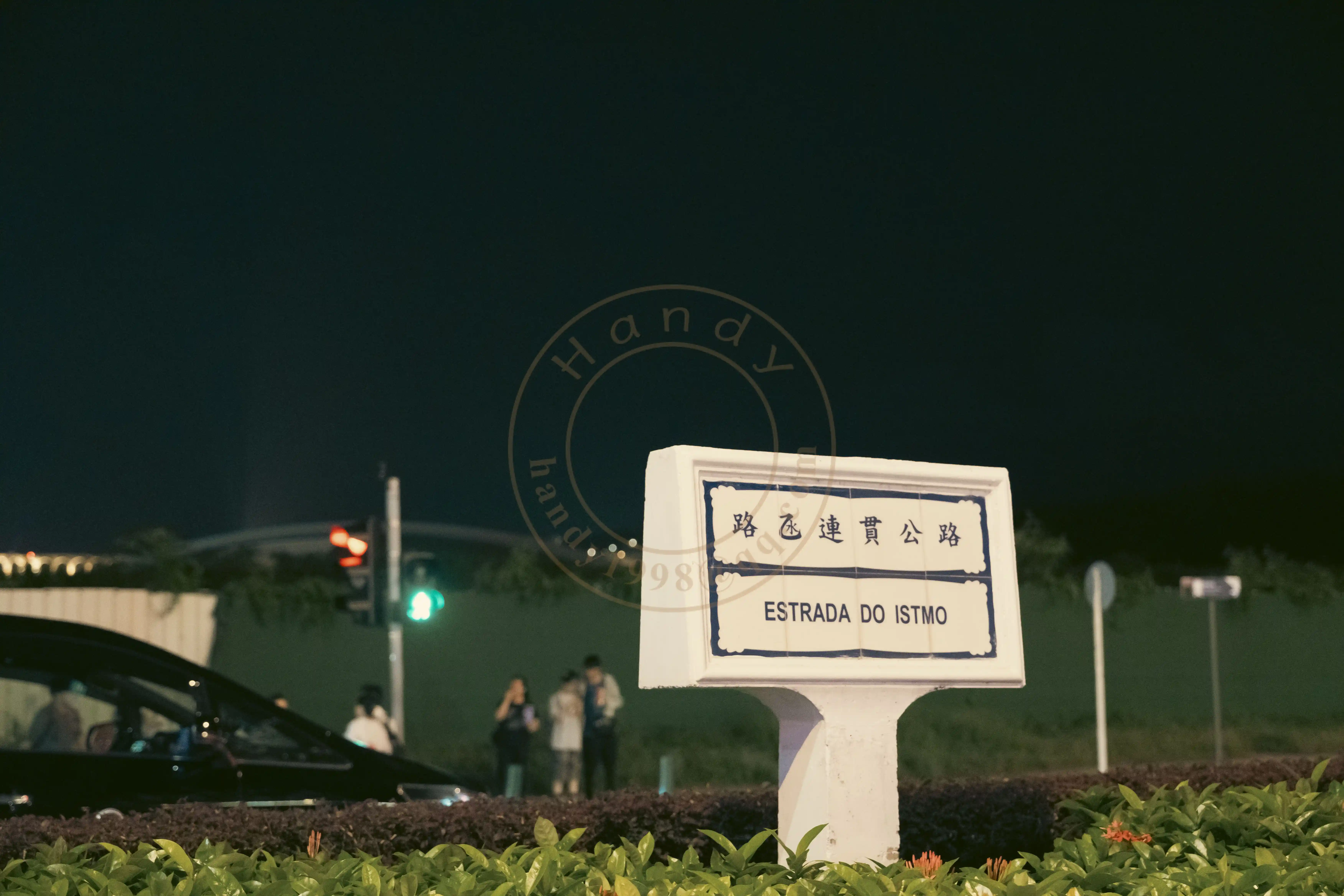 <h2 class='text-xl text-white'></h2>