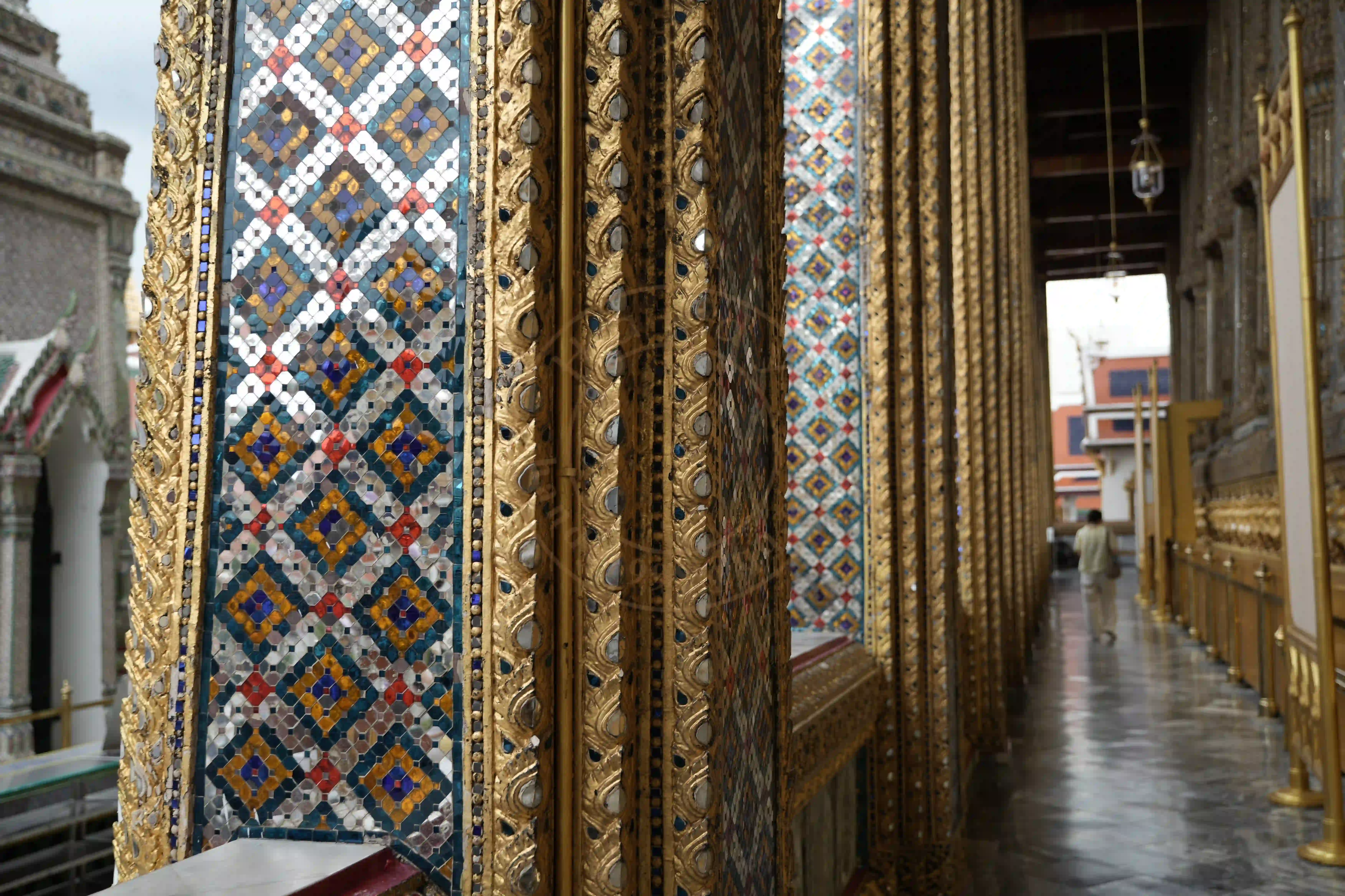 <h2 class='text-xl text-white'></h2>