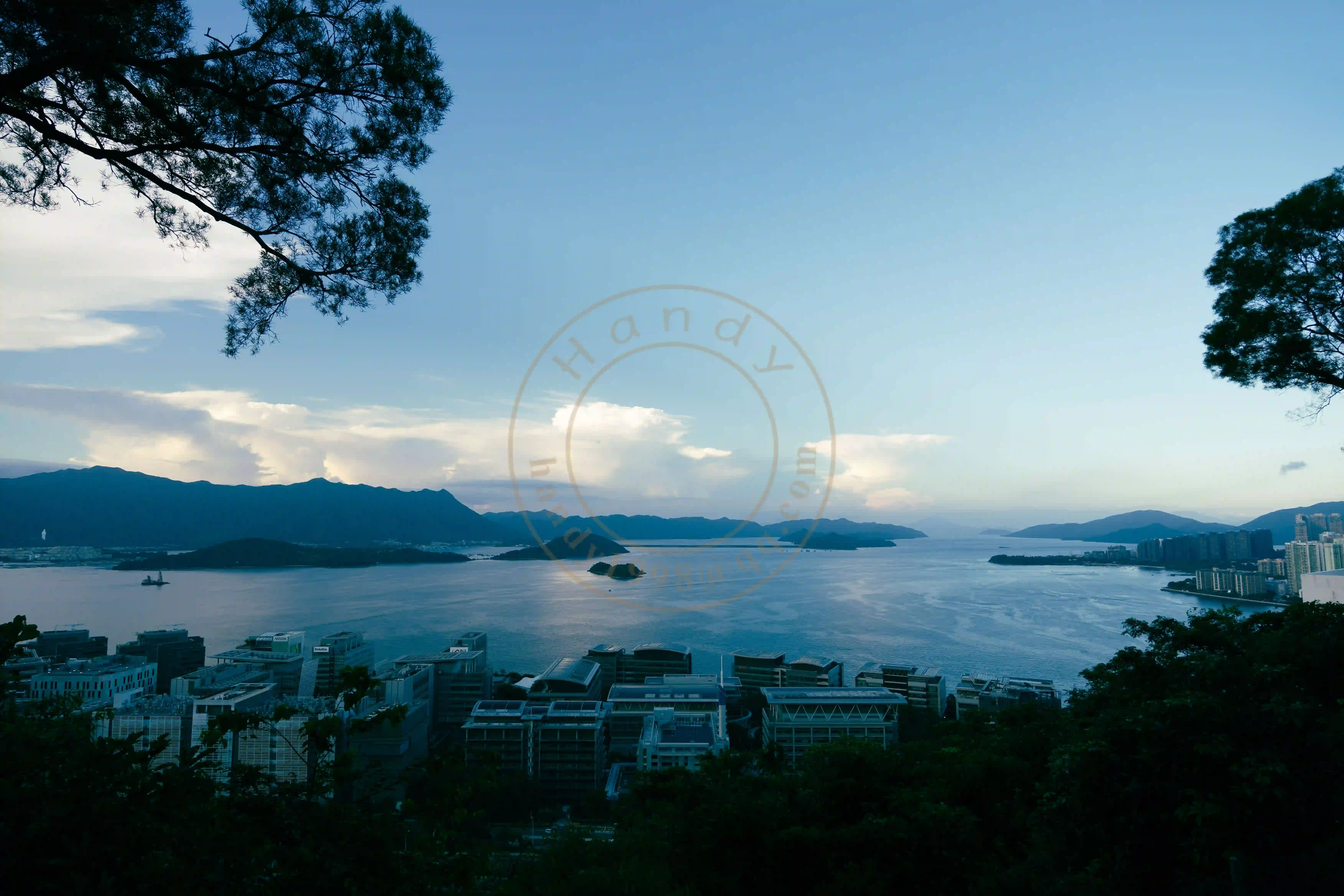 <h2 class='text-xl text-white'></h2>