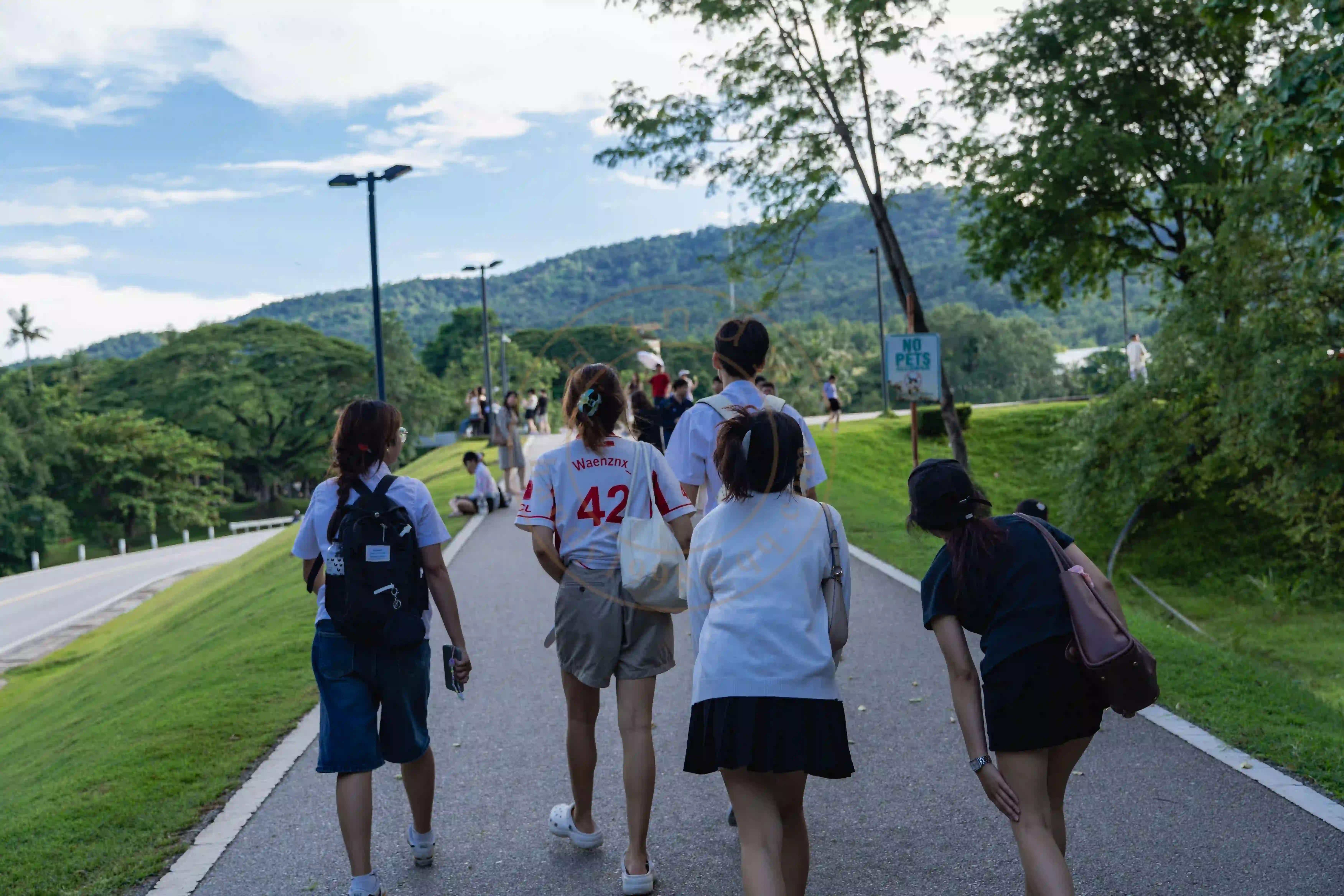 <h2 class='text-xl text-white'></h2>