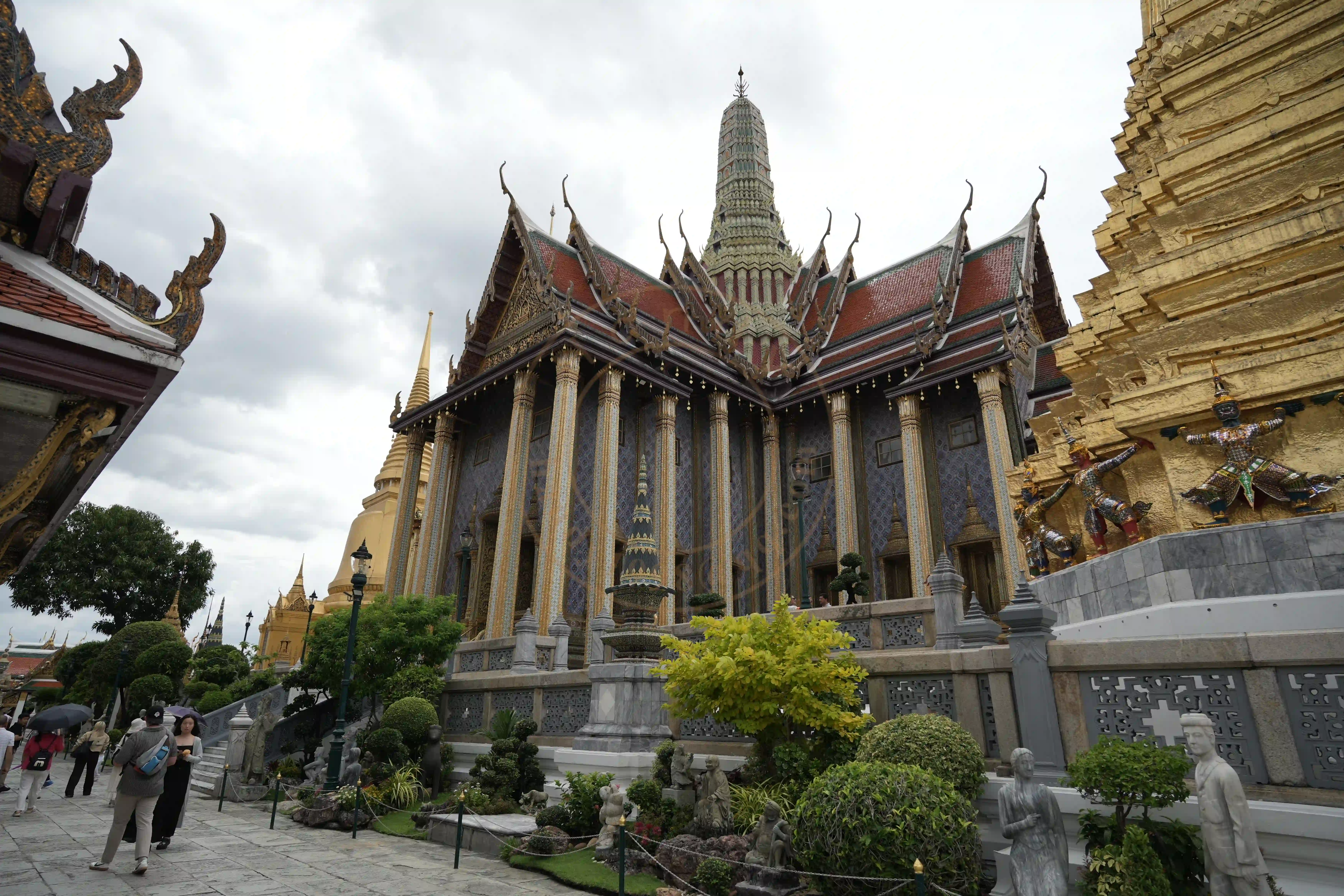 <h2 class='text-xl text-white'></h2>