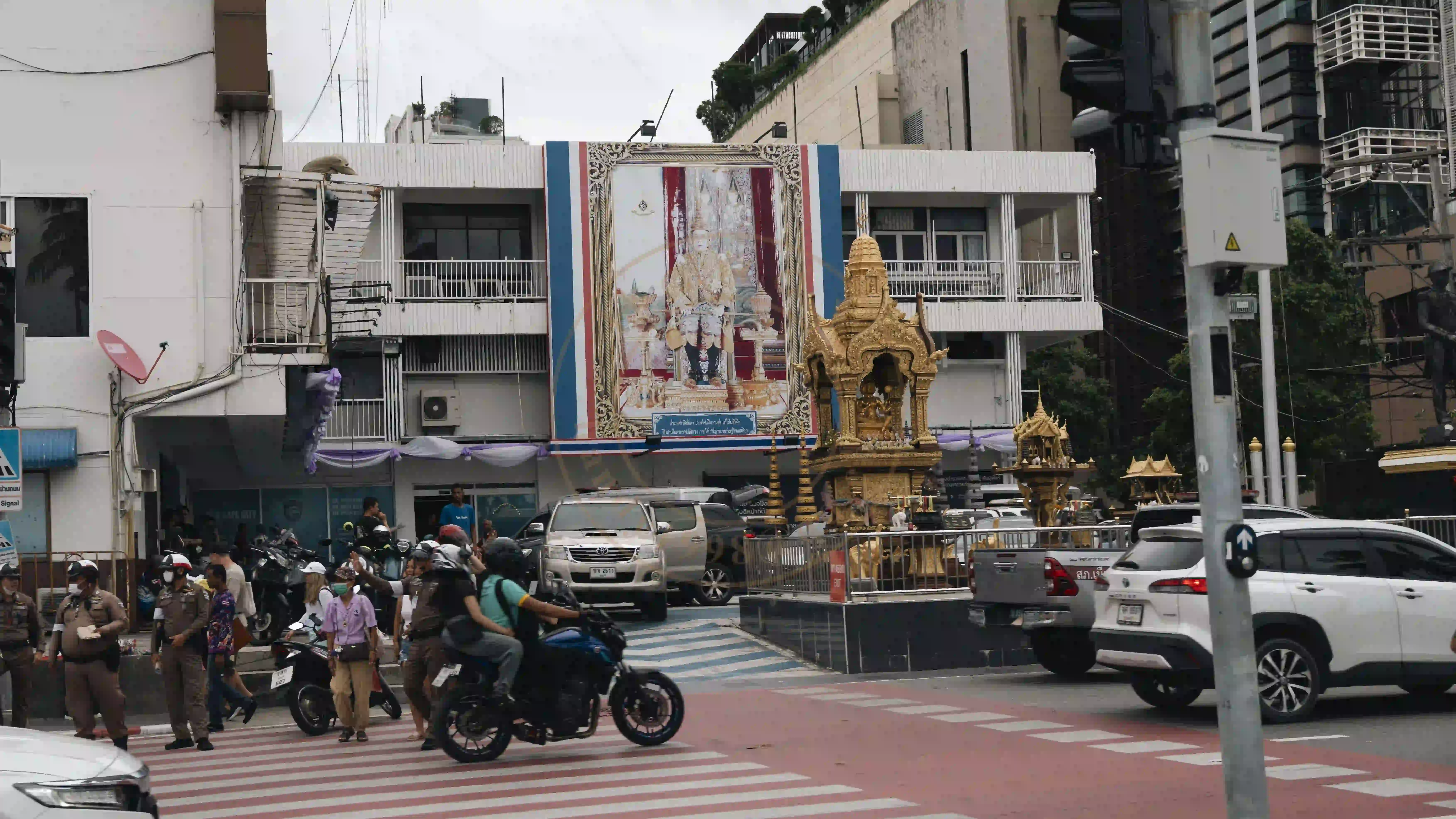 <h2 class='text-xl text-white'></h2>