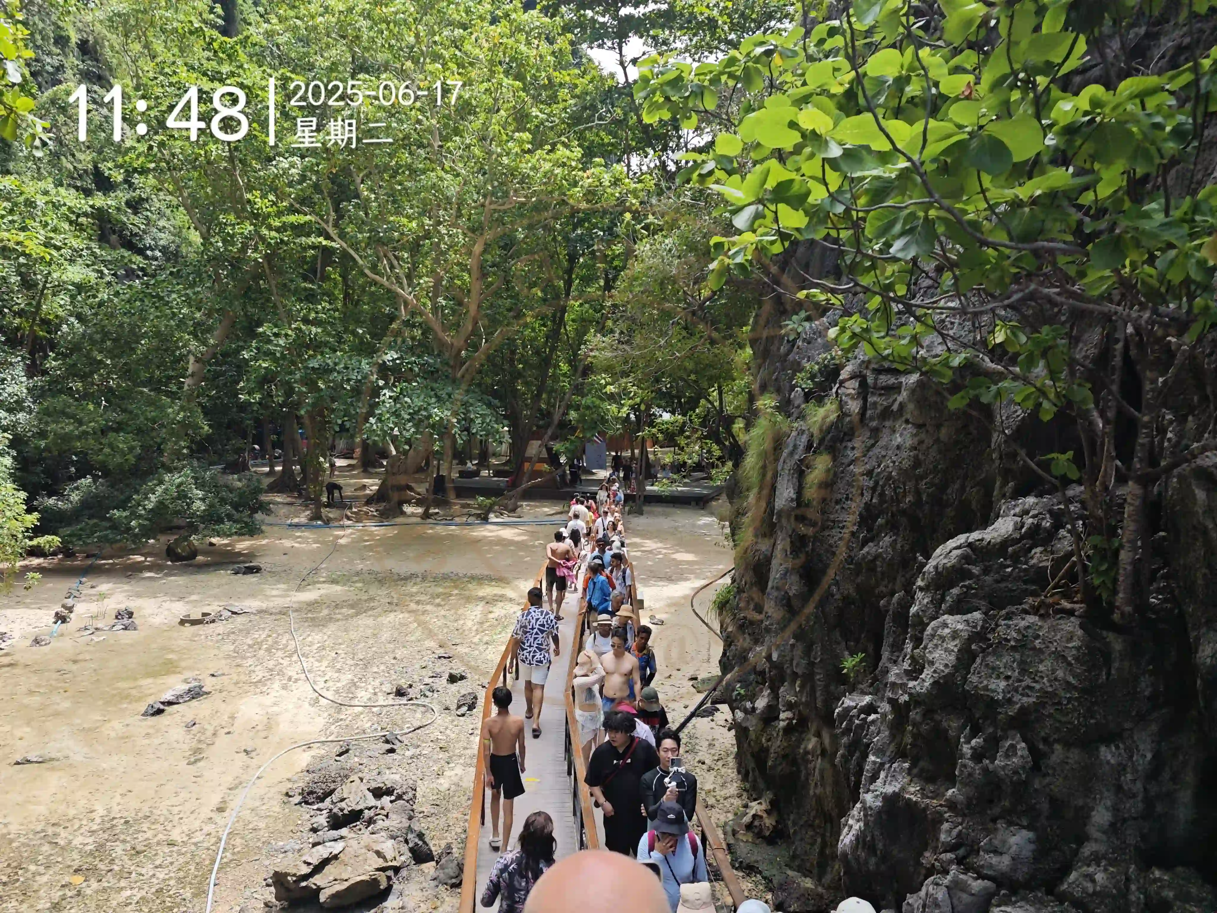 <h2 class='text-xl text-white'></h2>