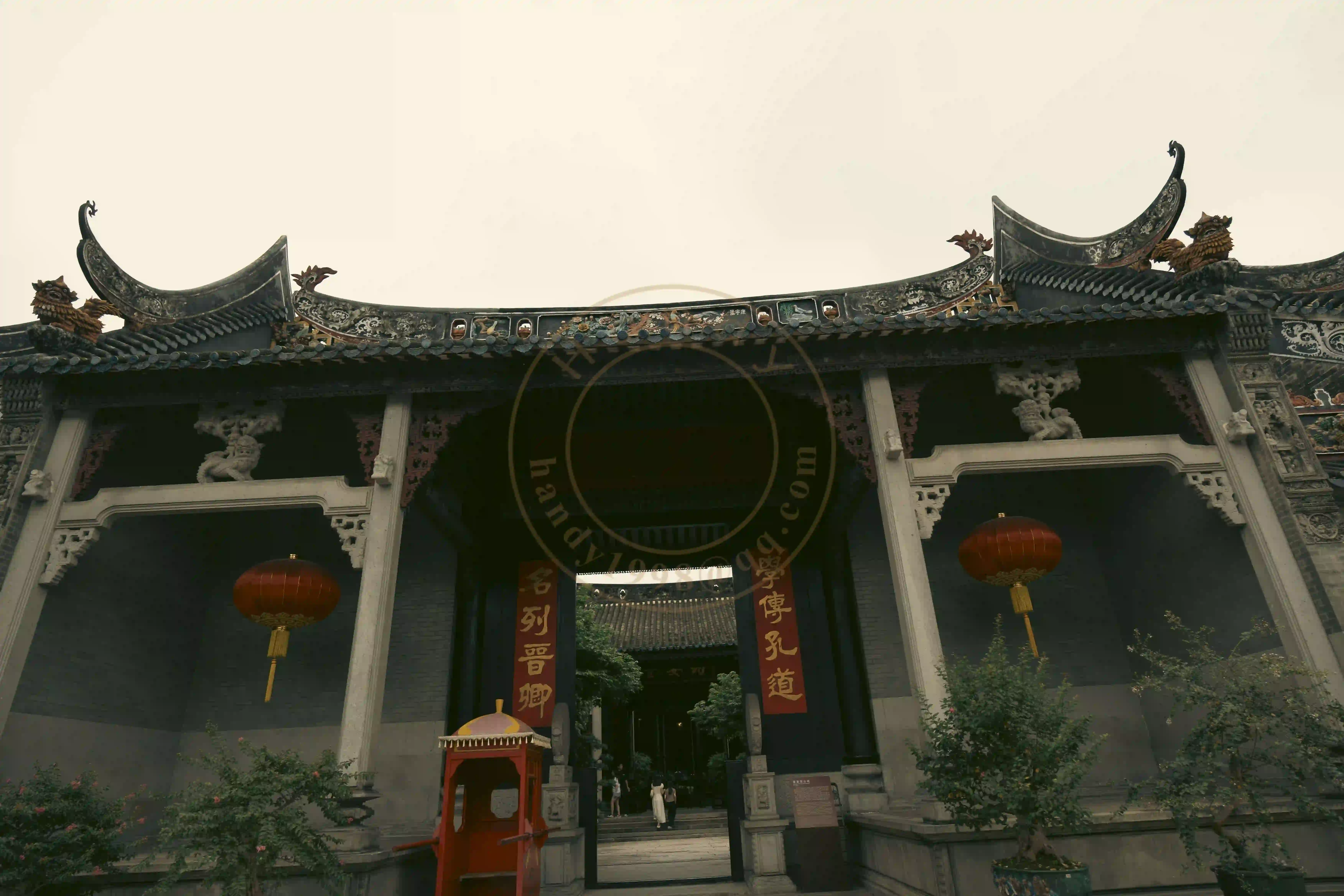 <h2 class='text-xl text-white'></h2>