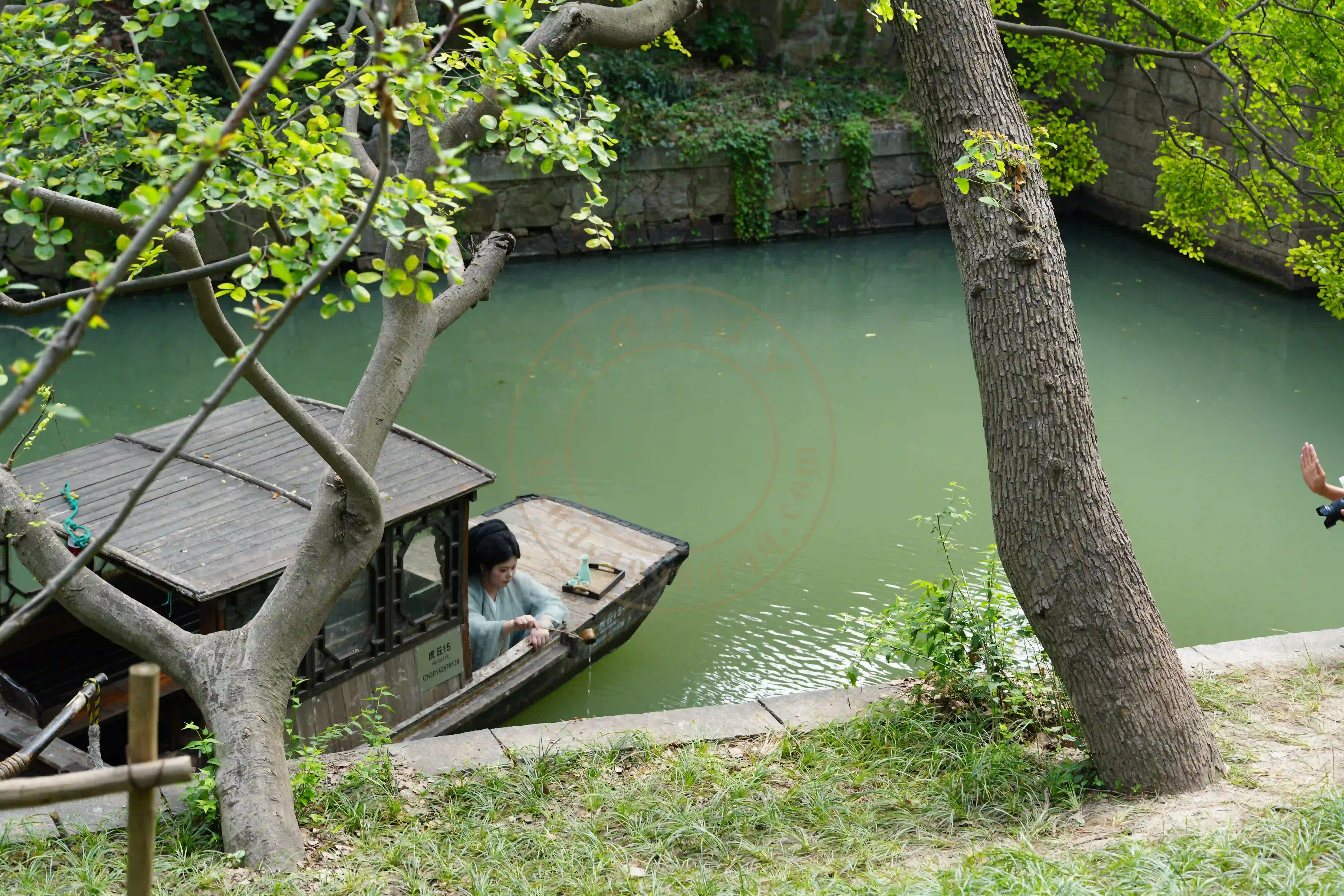 <h2 class='text-xl text-white'></h2>