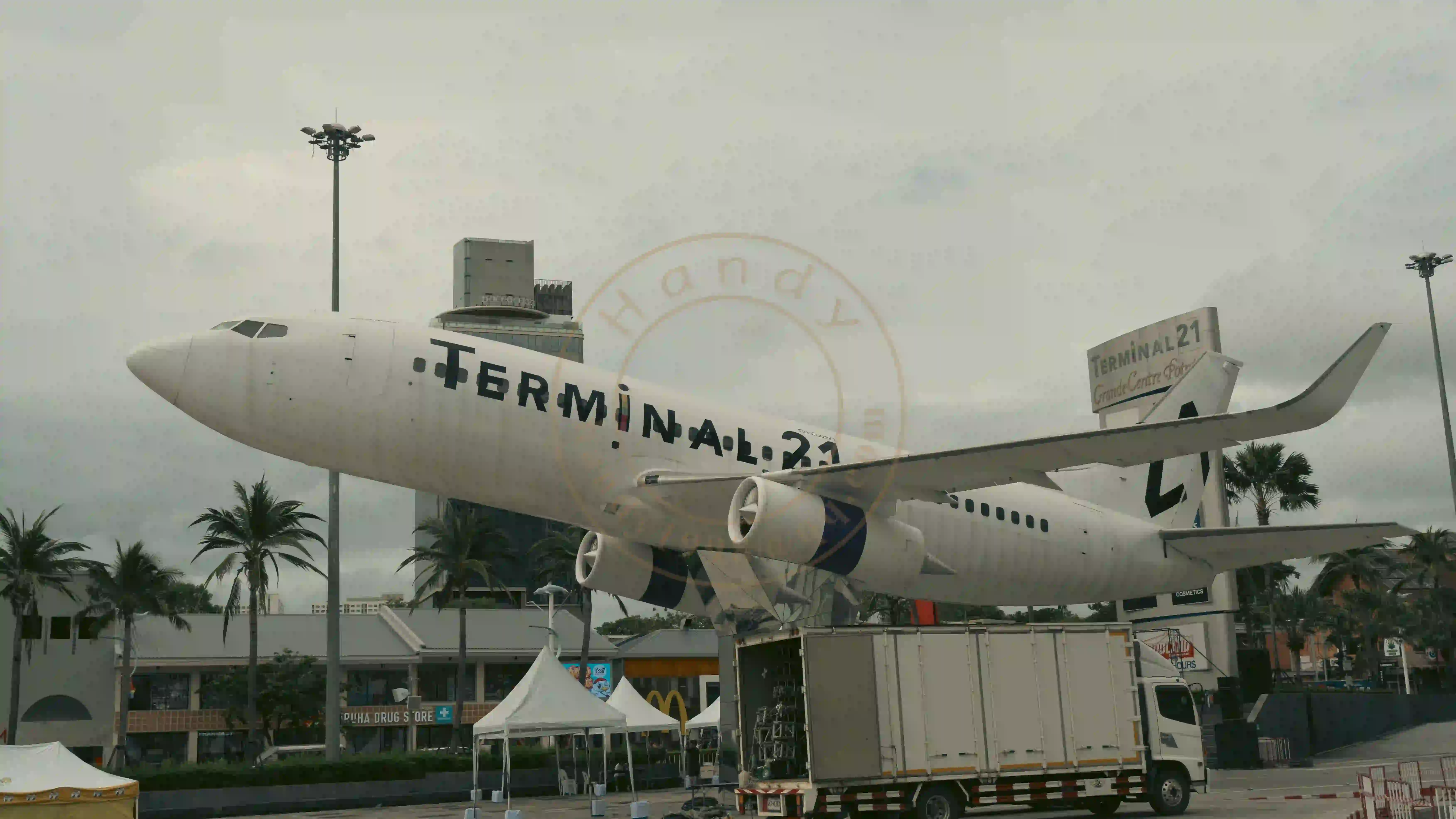 <h2 class='text-xl text-white'></h2>