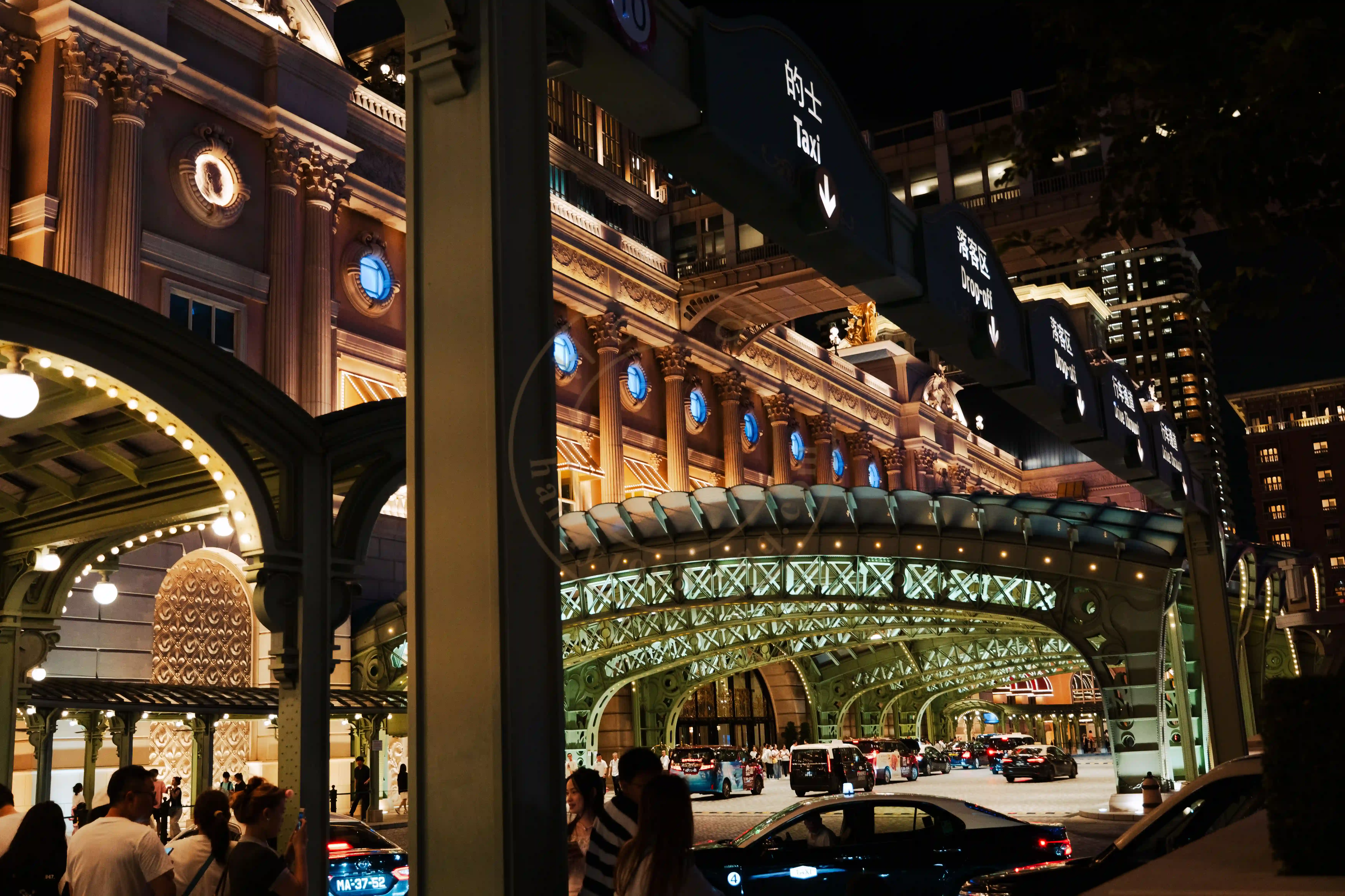 <h2 class='text-xl text-white'></h2>