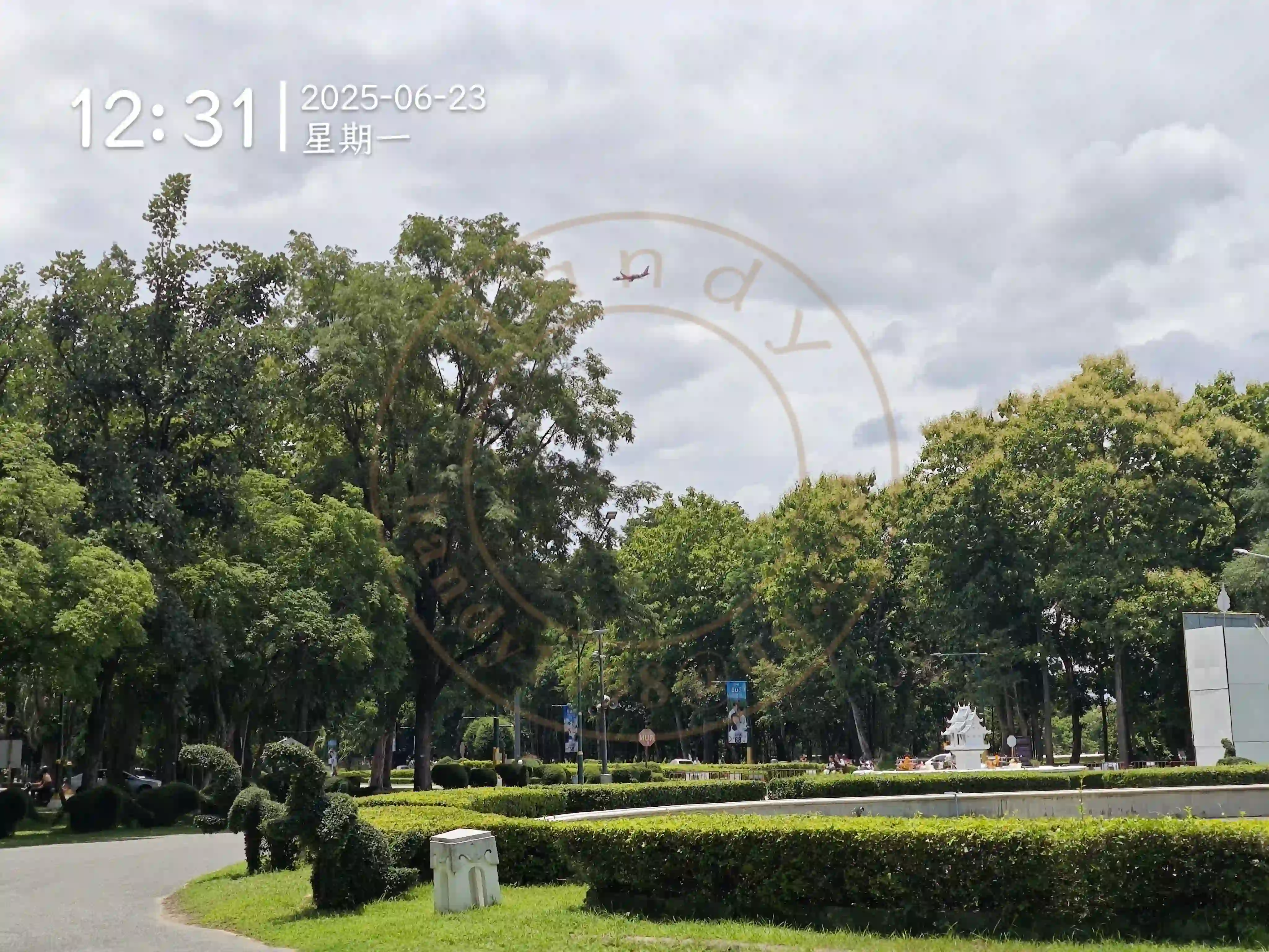 <h2 class='text-xl text-white'></h2>