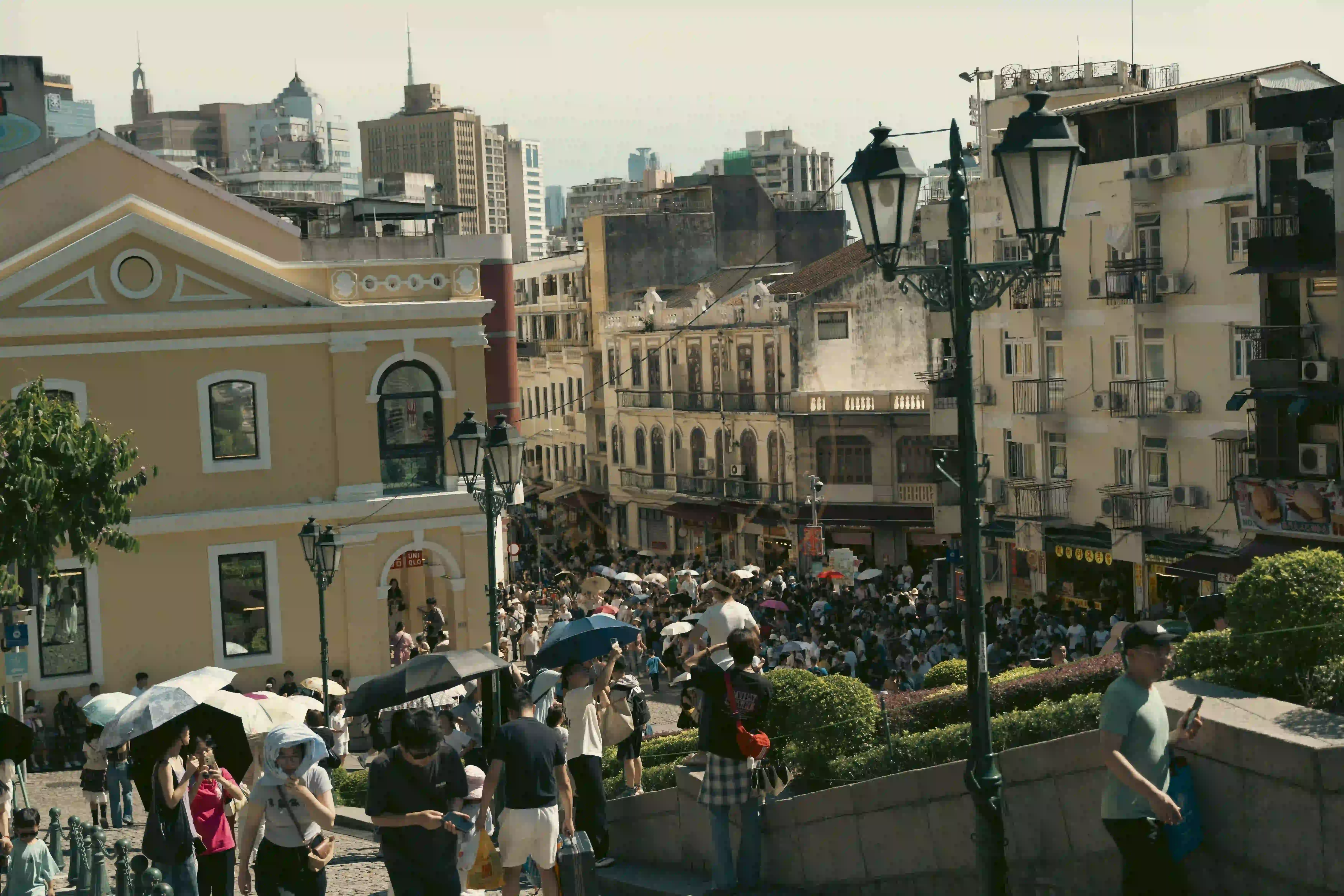 <h2 class='text-xl text-white'></h2>