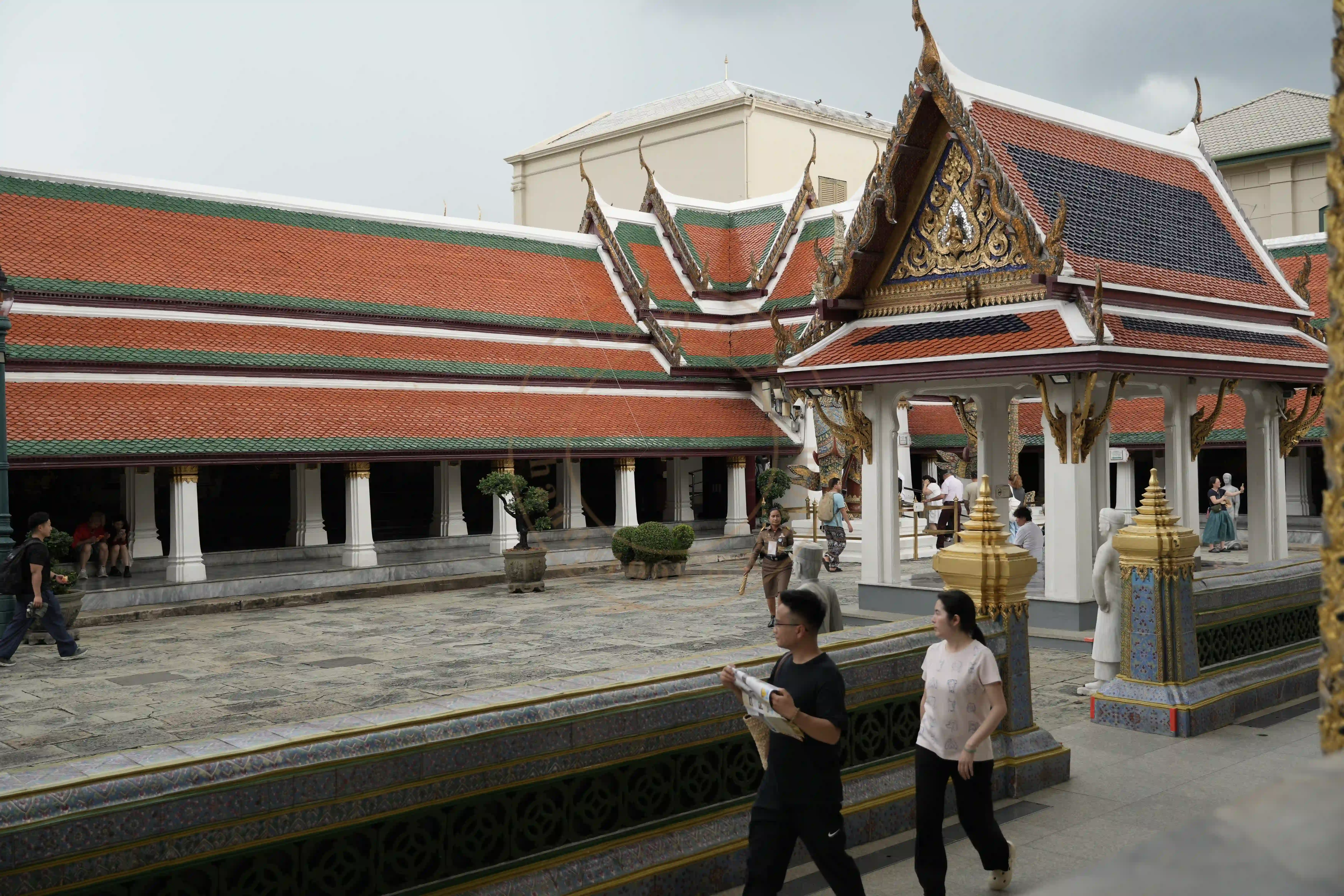 <h2 class='text-xl text-white'></h2>