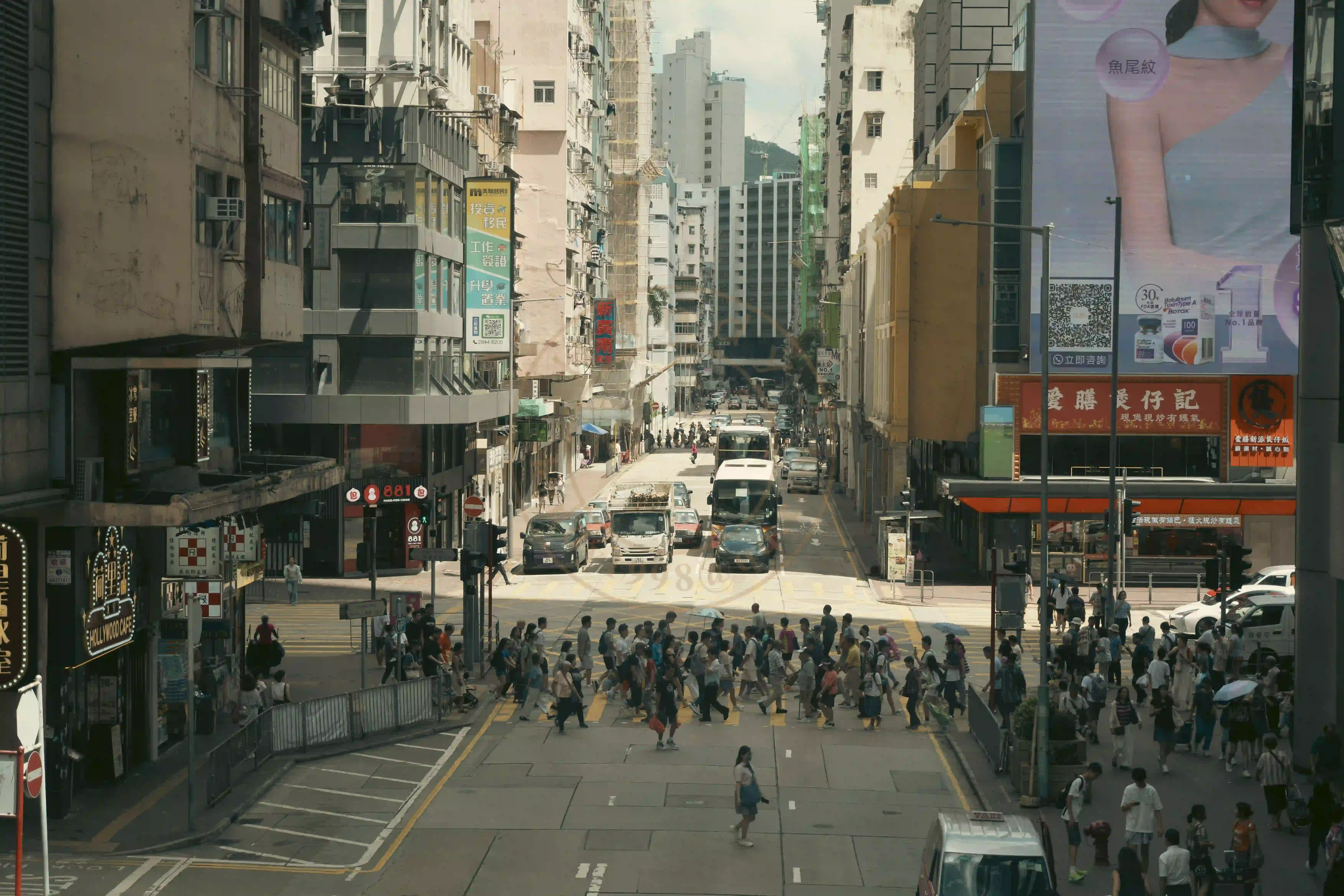 <h2 class='text-xl text-white'></h2>