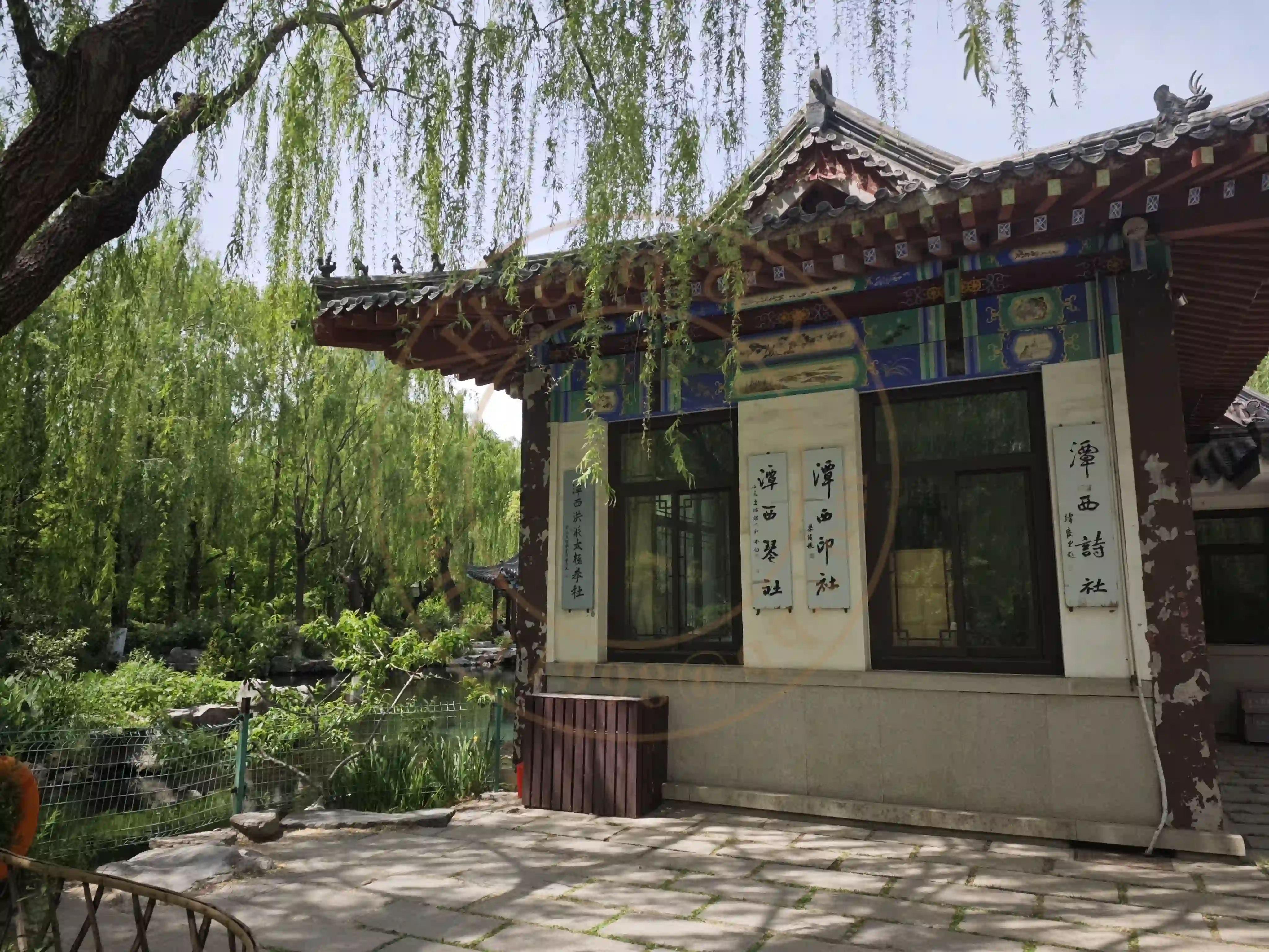 <h2 class='text-xl text-white'></h2>