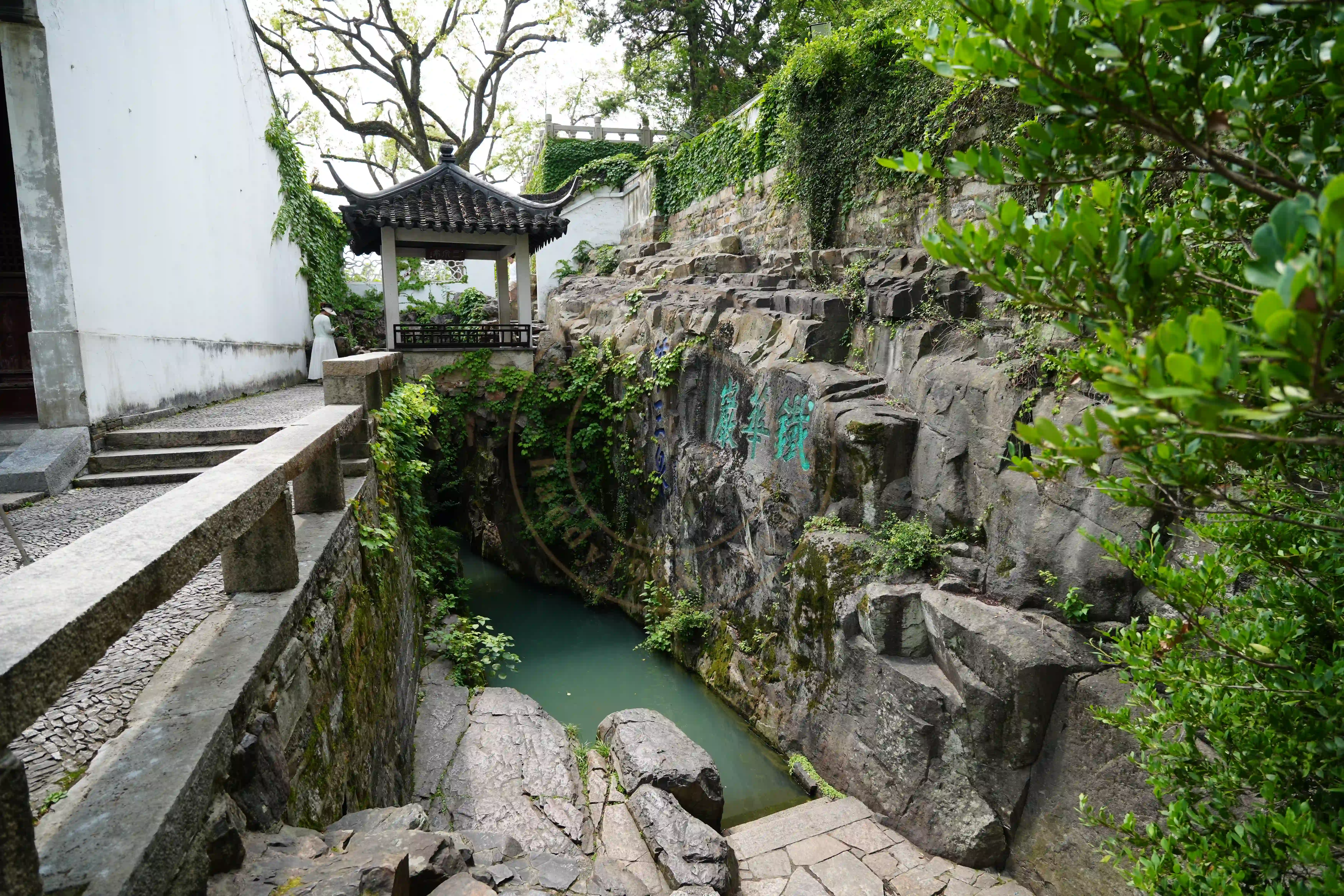 <h2 class='text-xl text-white'></h2>