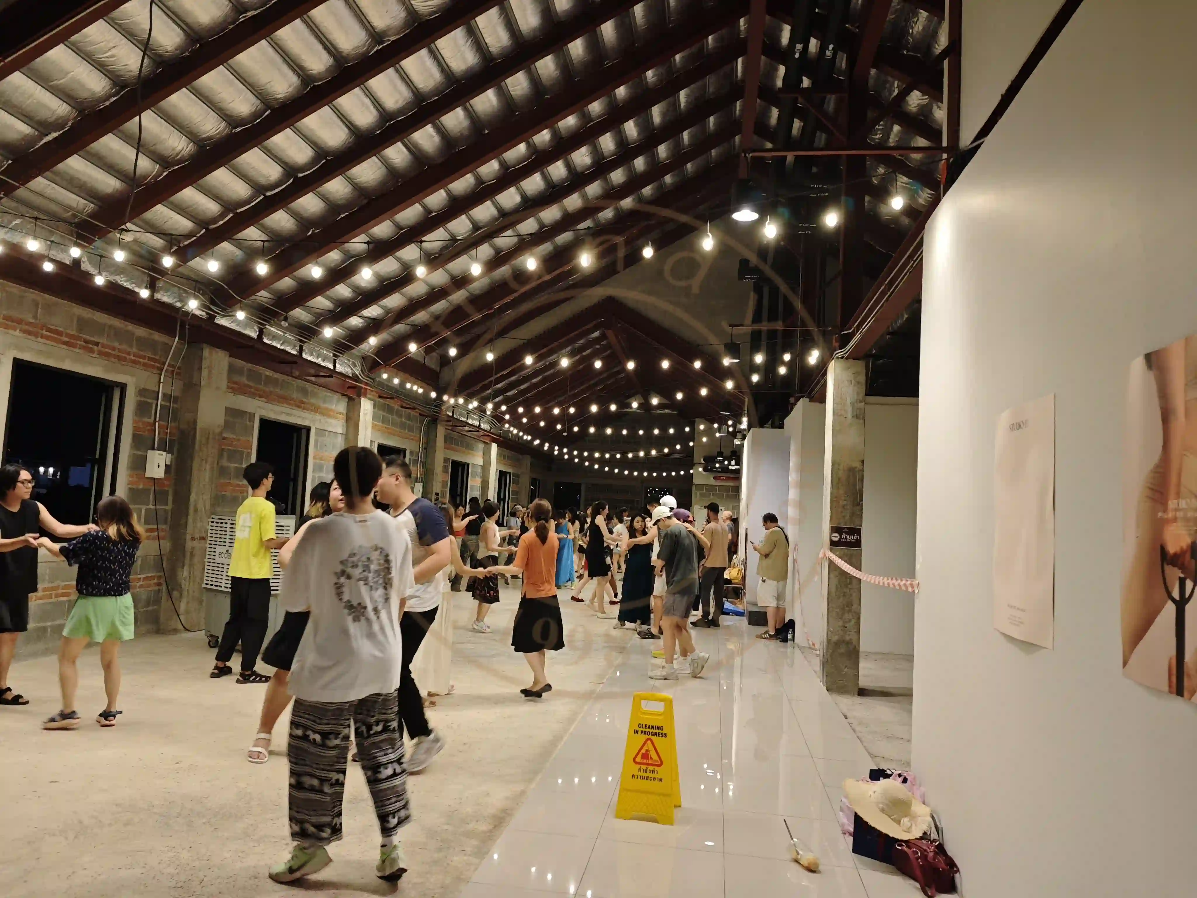 <h2 class='text-xl text-white'></h2>