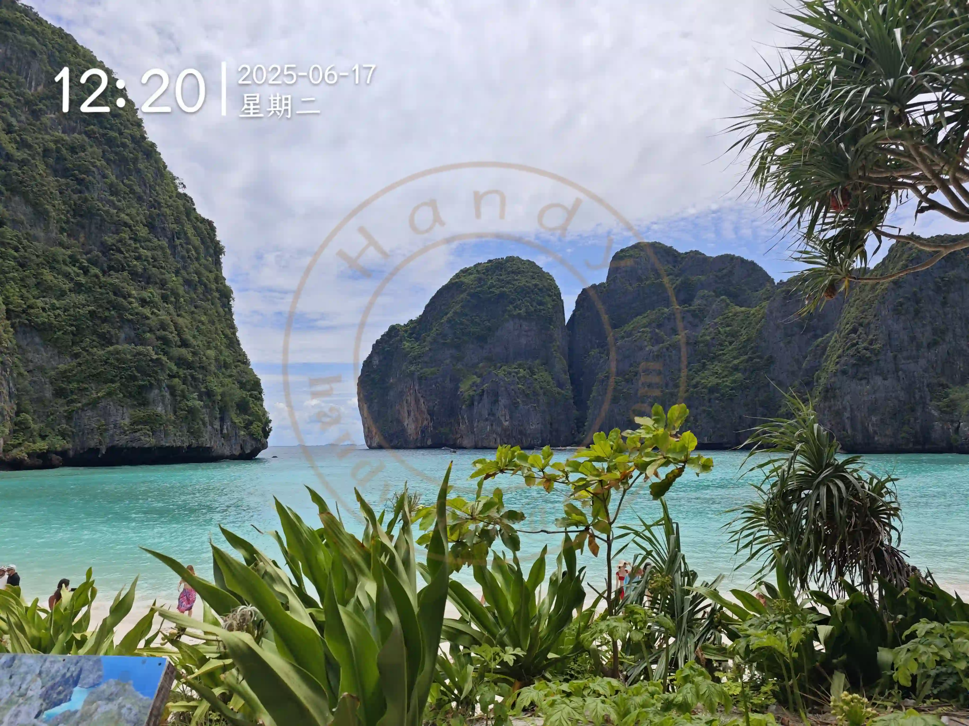 <h2 class='text-xl text-white'></h2>