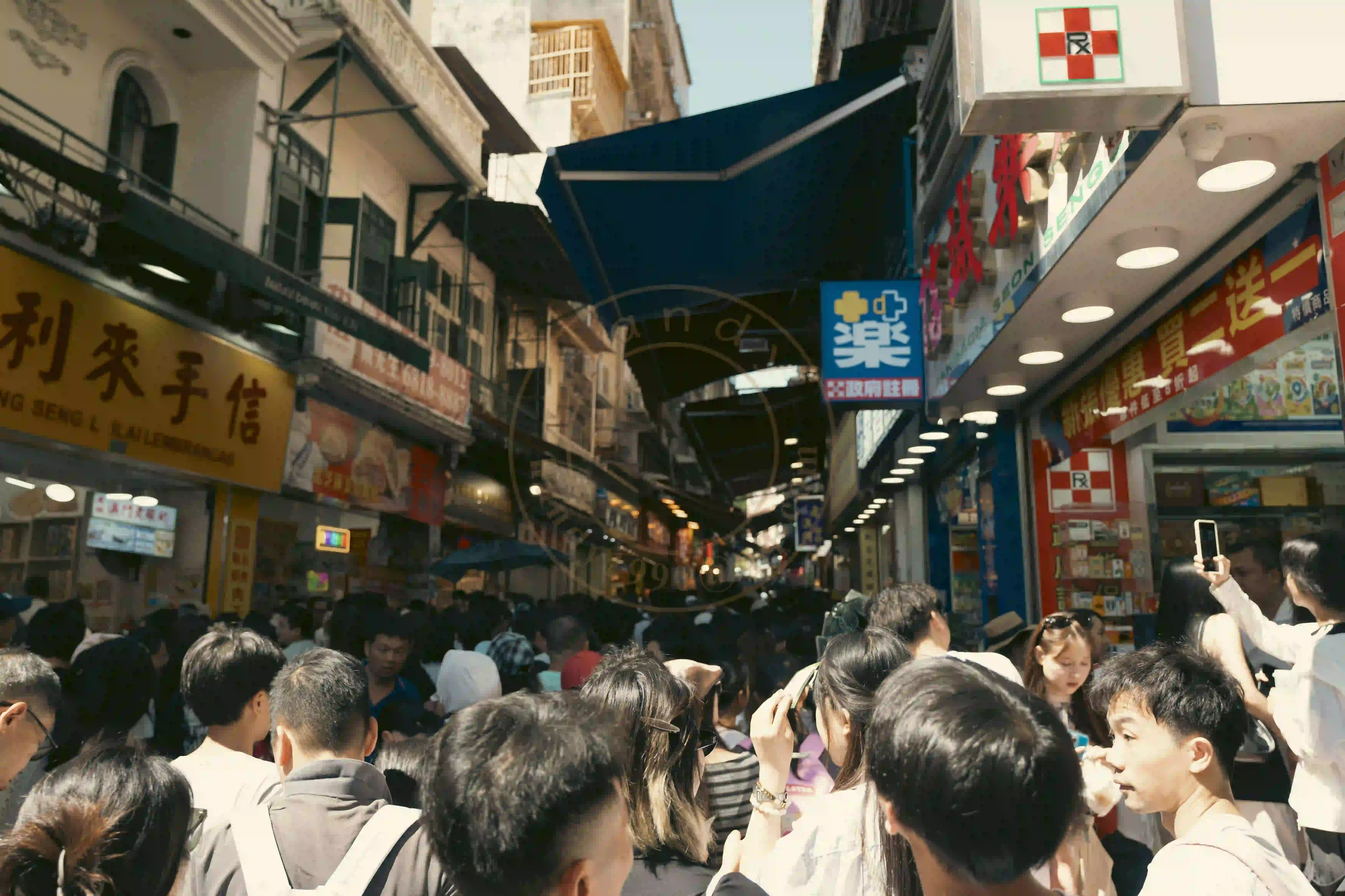 <h2 class='text-xl text-white'></h2>