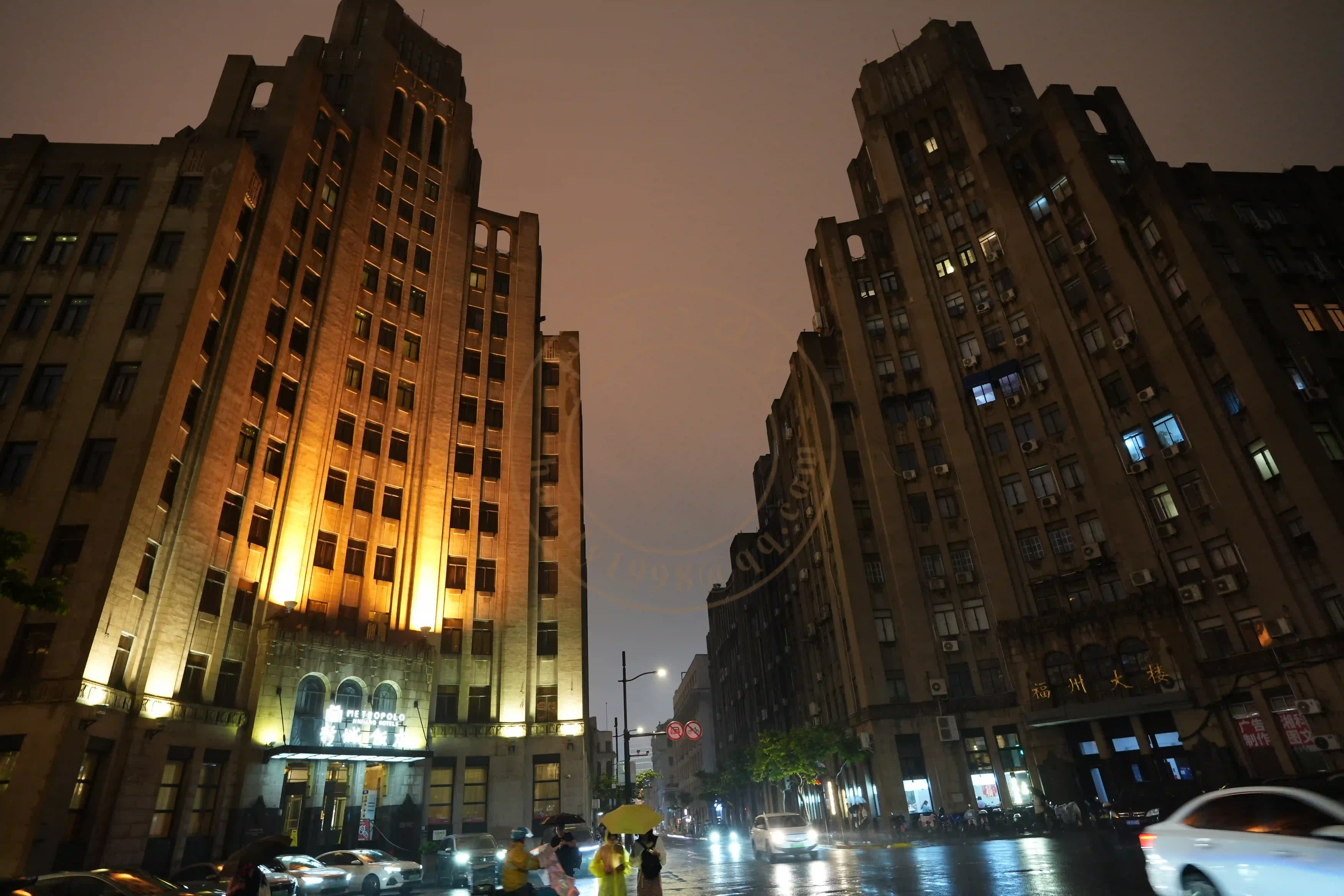 <h2 class='text-xl text-white'></h2>