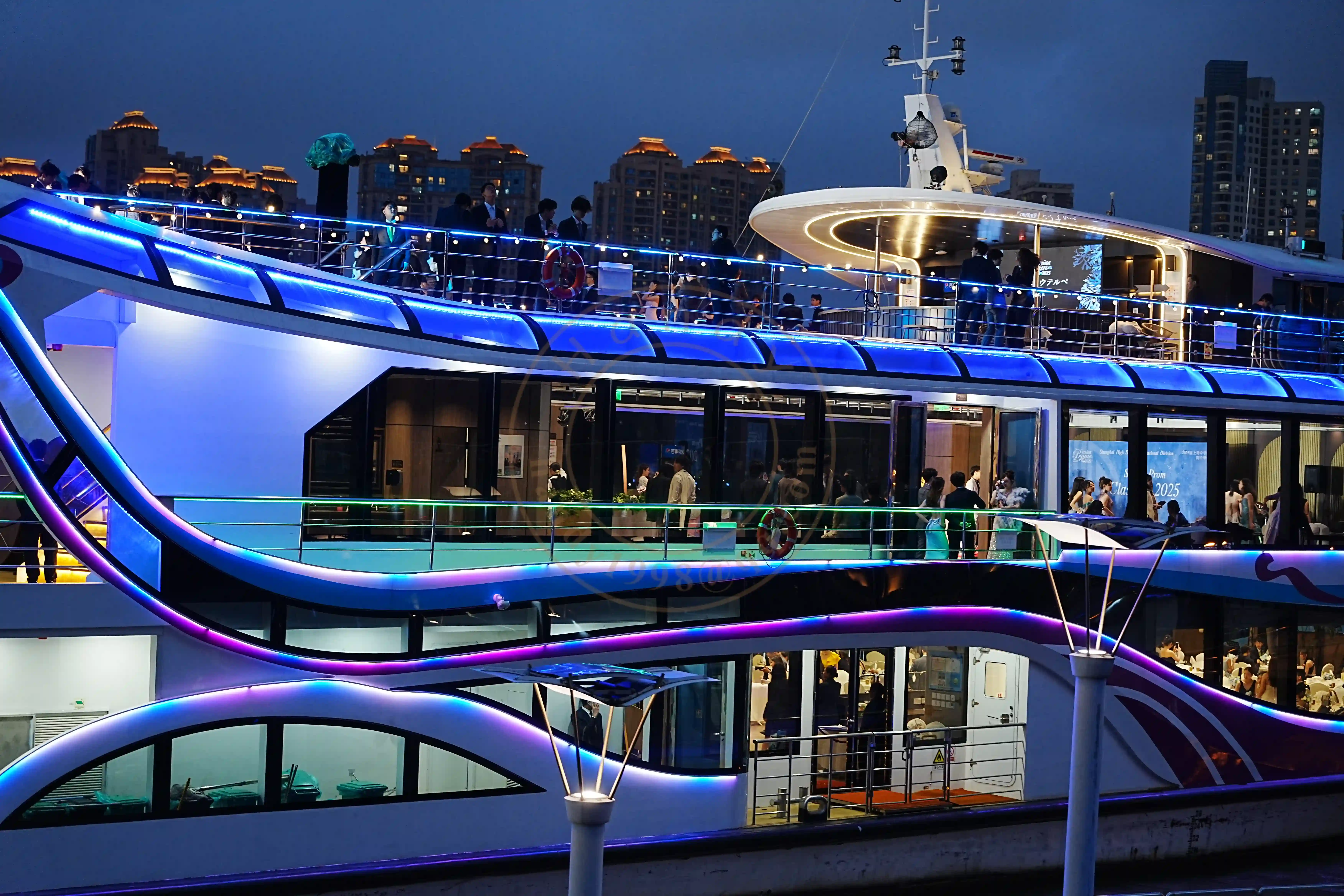 <h2 class='text-xl text-white'></h2>