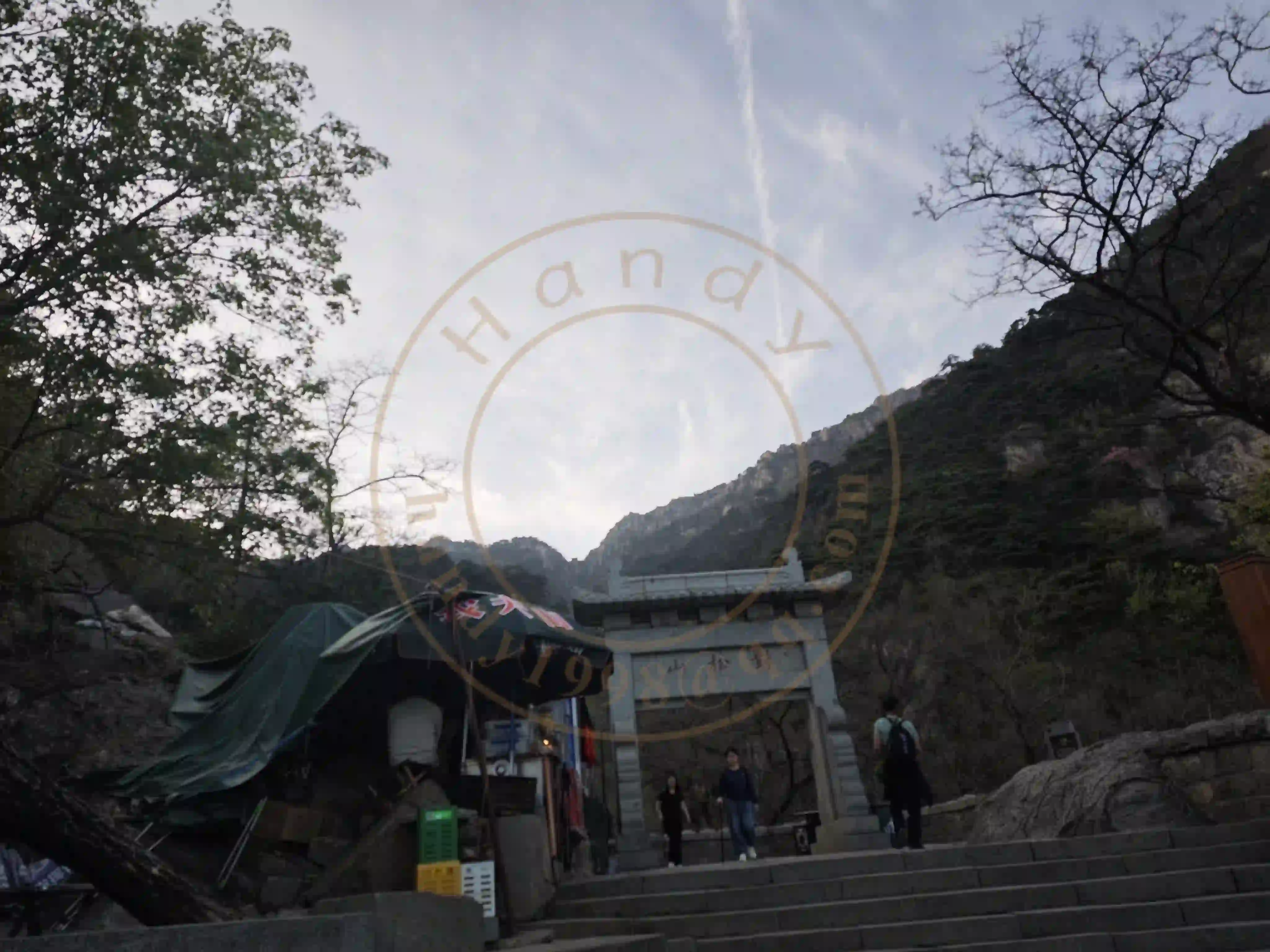 <h2 class='text-xl text-white'></h2>