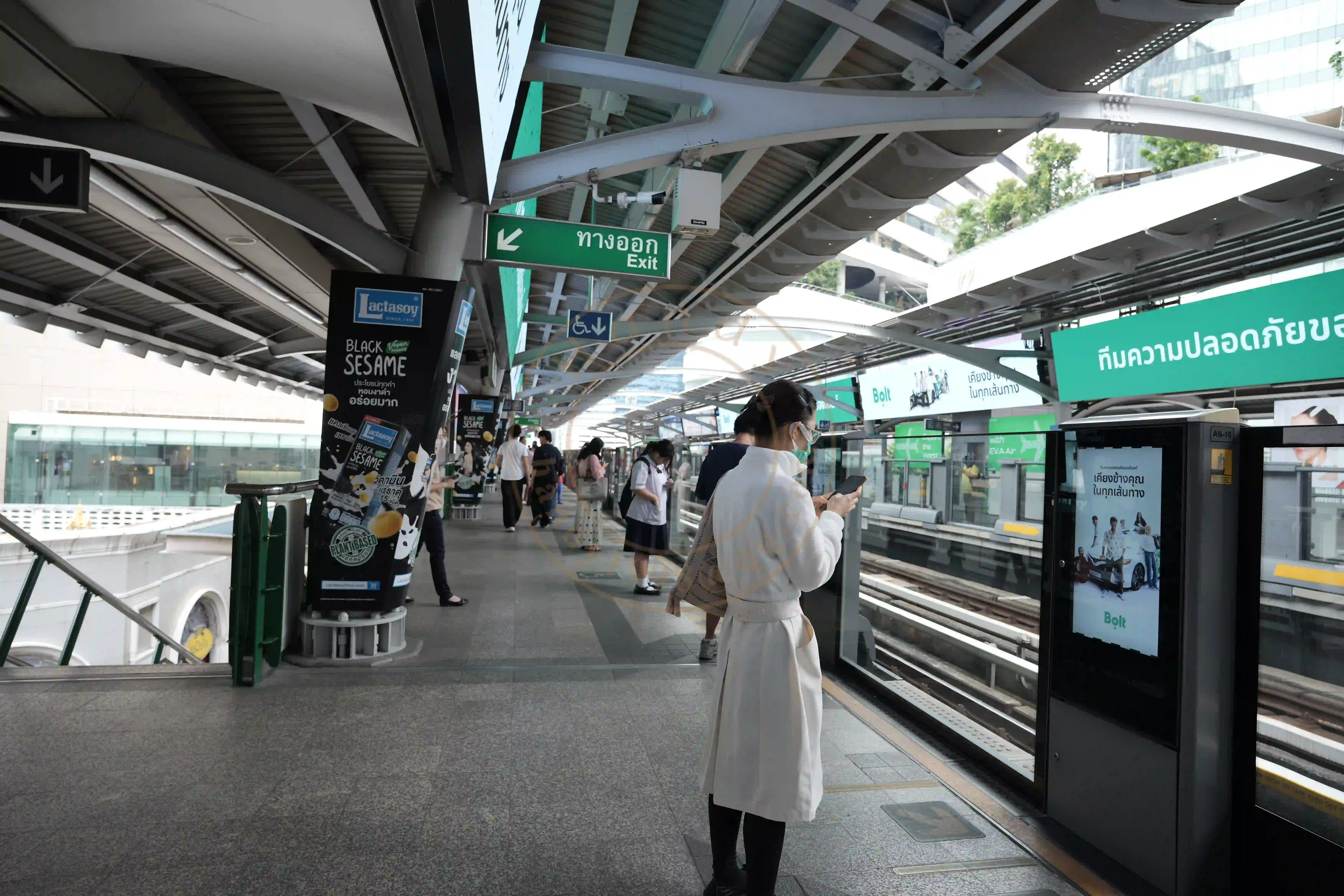 <h2 class='text-xl text-white'></h2>