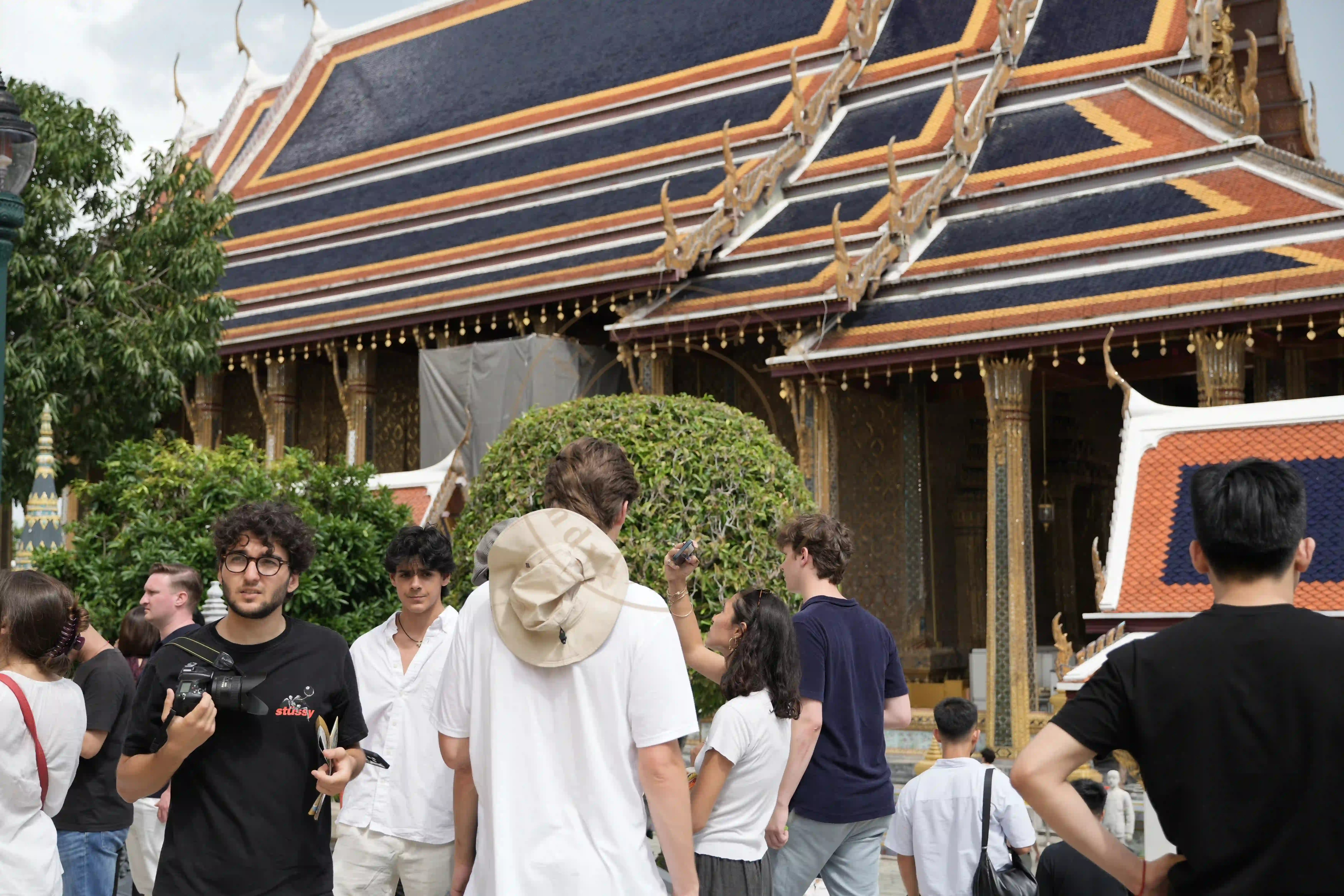 <h2 class='text-xl text-white'></h2>