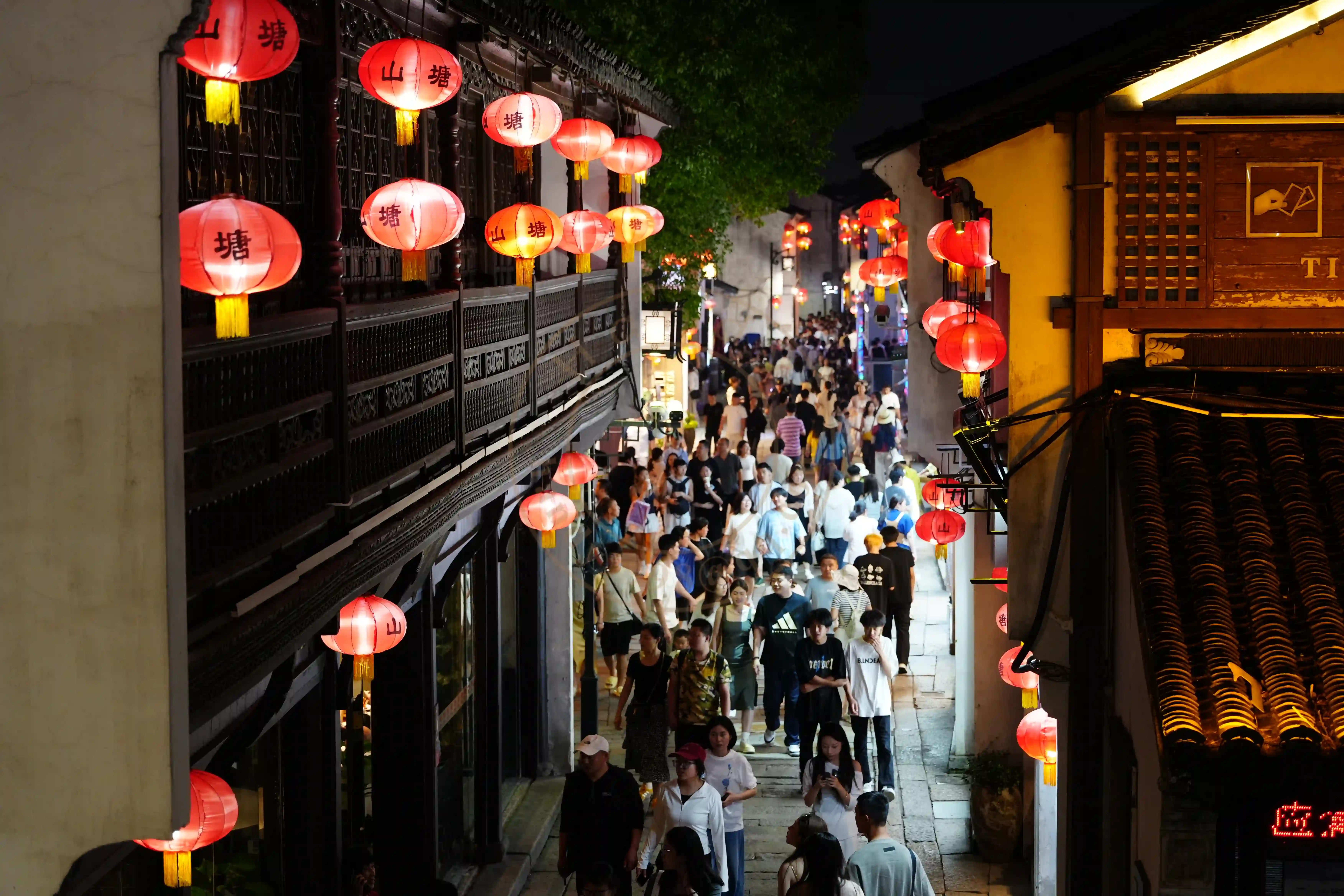 <h2 class='text-xl text-white'></h2>