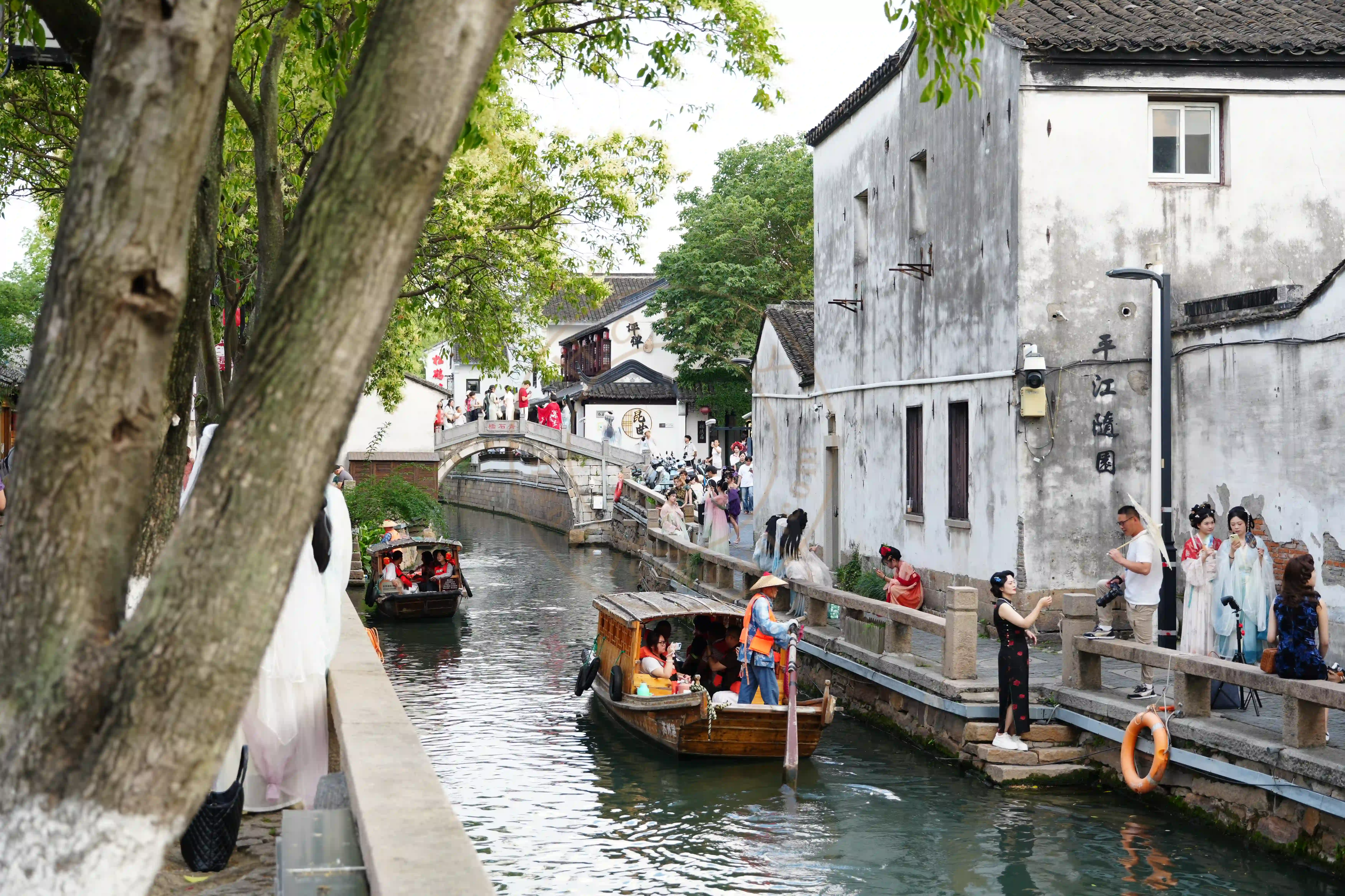 <h2 class='text-xl text-white'></h2>