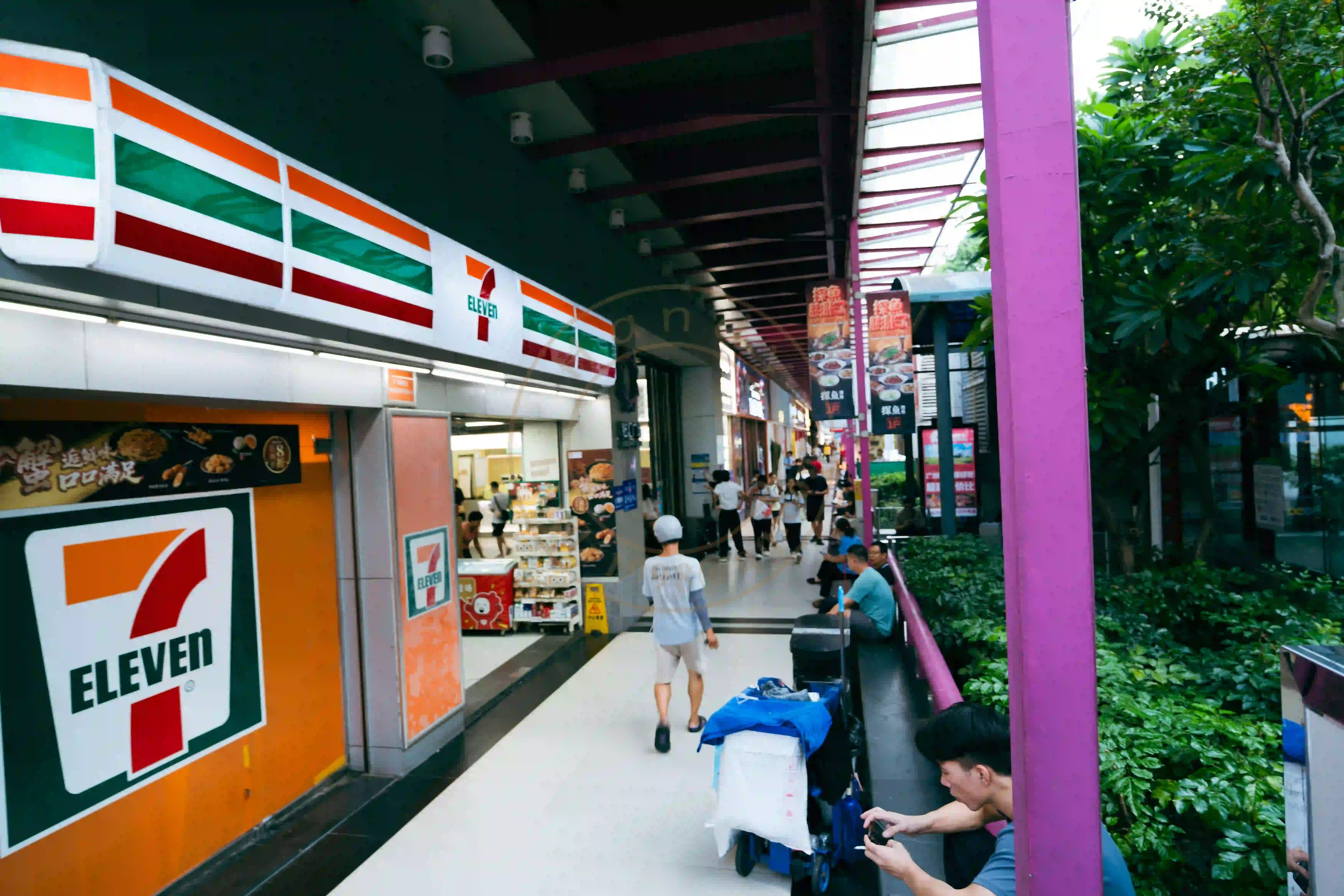 <h2 class='text-xl text-white'></h2>