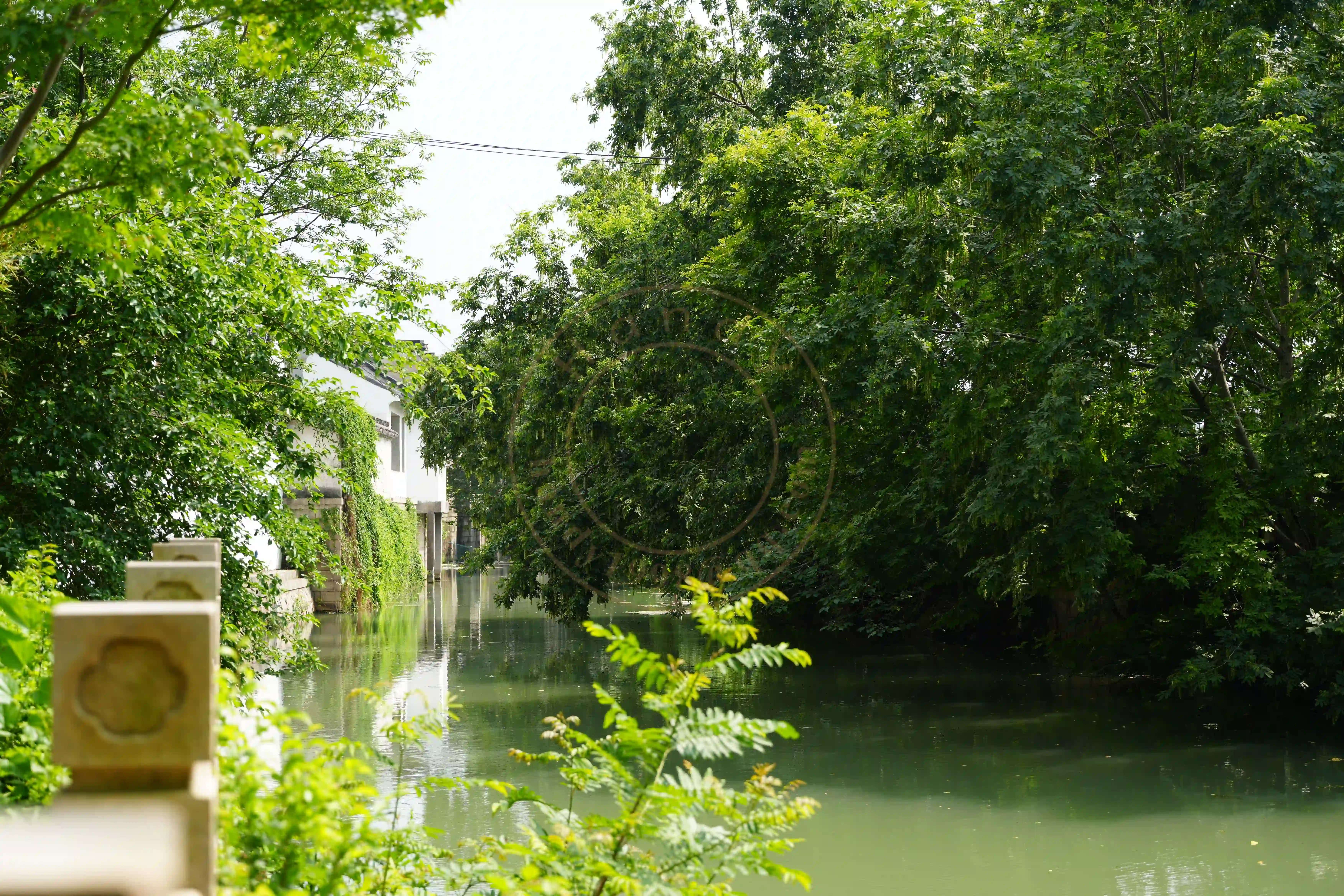 <h2 class='text-xl text-white'></h2>