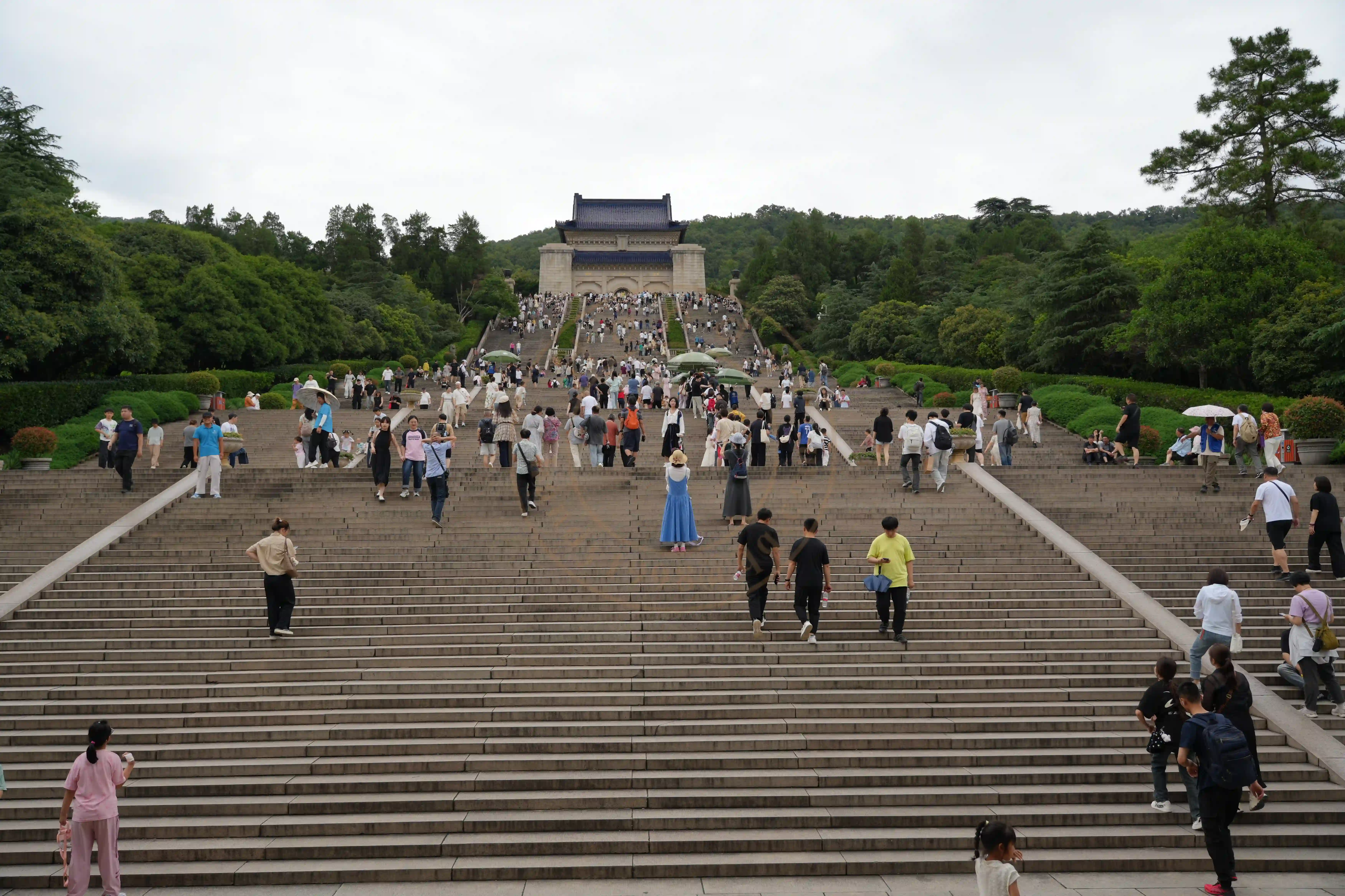 <h2 class='text-xl text-white'></h2>