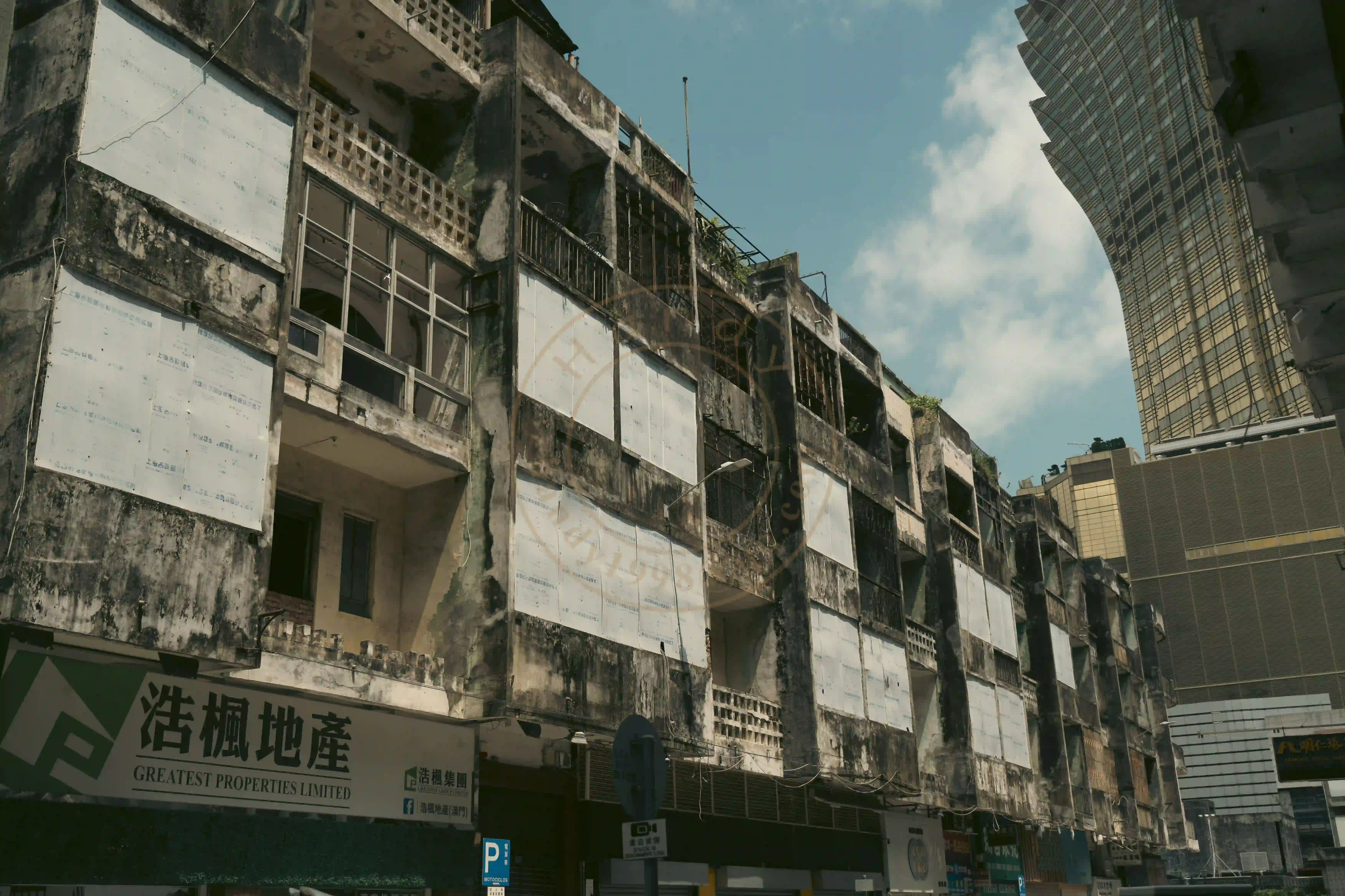 <h2 class='text-xl text-white'></h2>